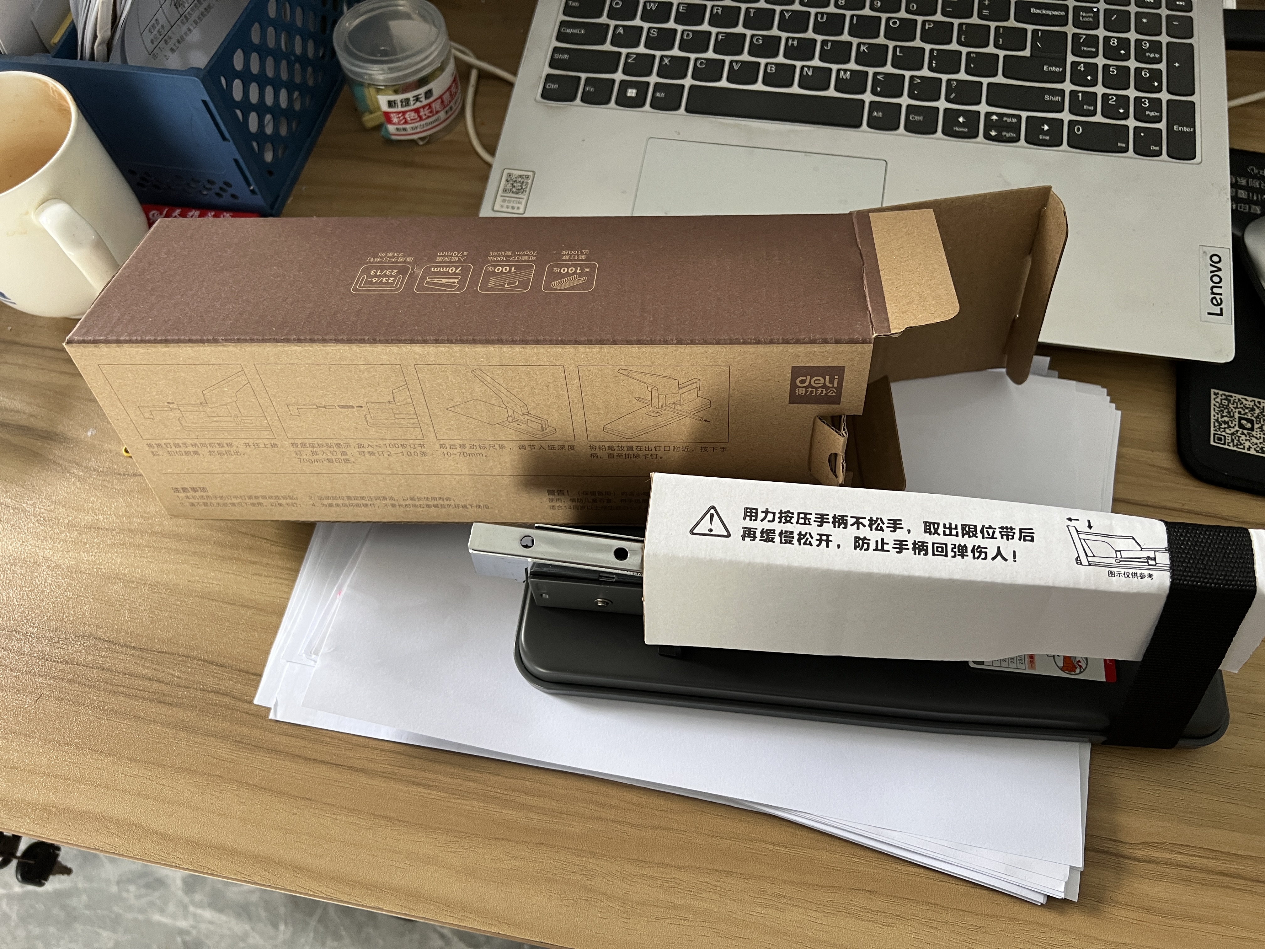 得力（deli）省力订书机/订书器大号厚层60页附23/10订书钉2000枚 白色0465+0015-05 实拍图
