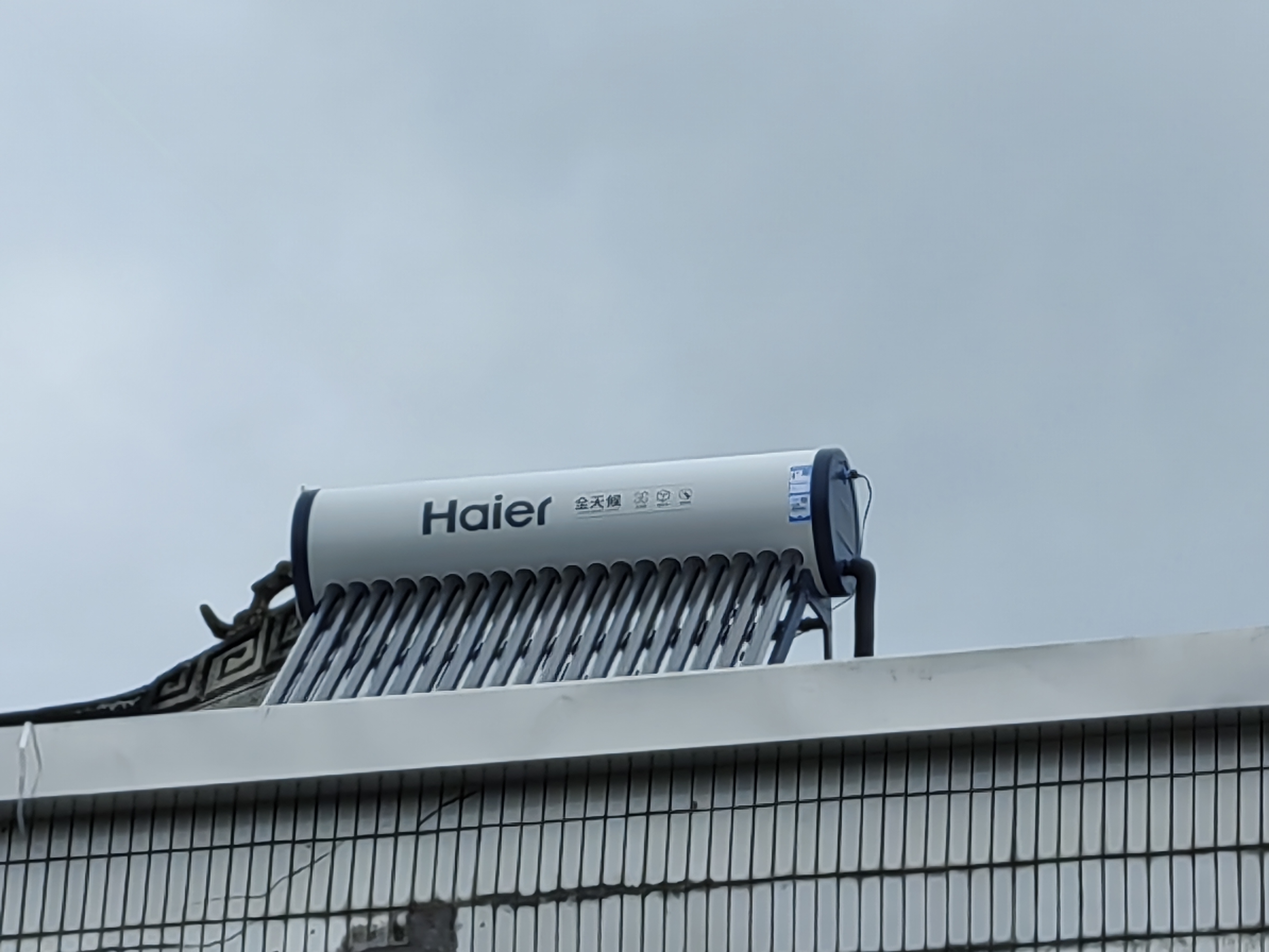 海尔（Haier）太阳能热水器家用光电两用一体式智能全天候一级能效WIFI智能预约 20管150升S6PRO (3-4人) 实拍图