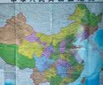 高清政区地图套装共2张 中国地图+世界地图（尺寸约1.1*0.8米 防水覆膜 学生地理学习 专用版）办公室、家庭、客厅挂图 大尺寸墙贴挂画墙面装饰画 美丽中国 多彩世界 实拍图