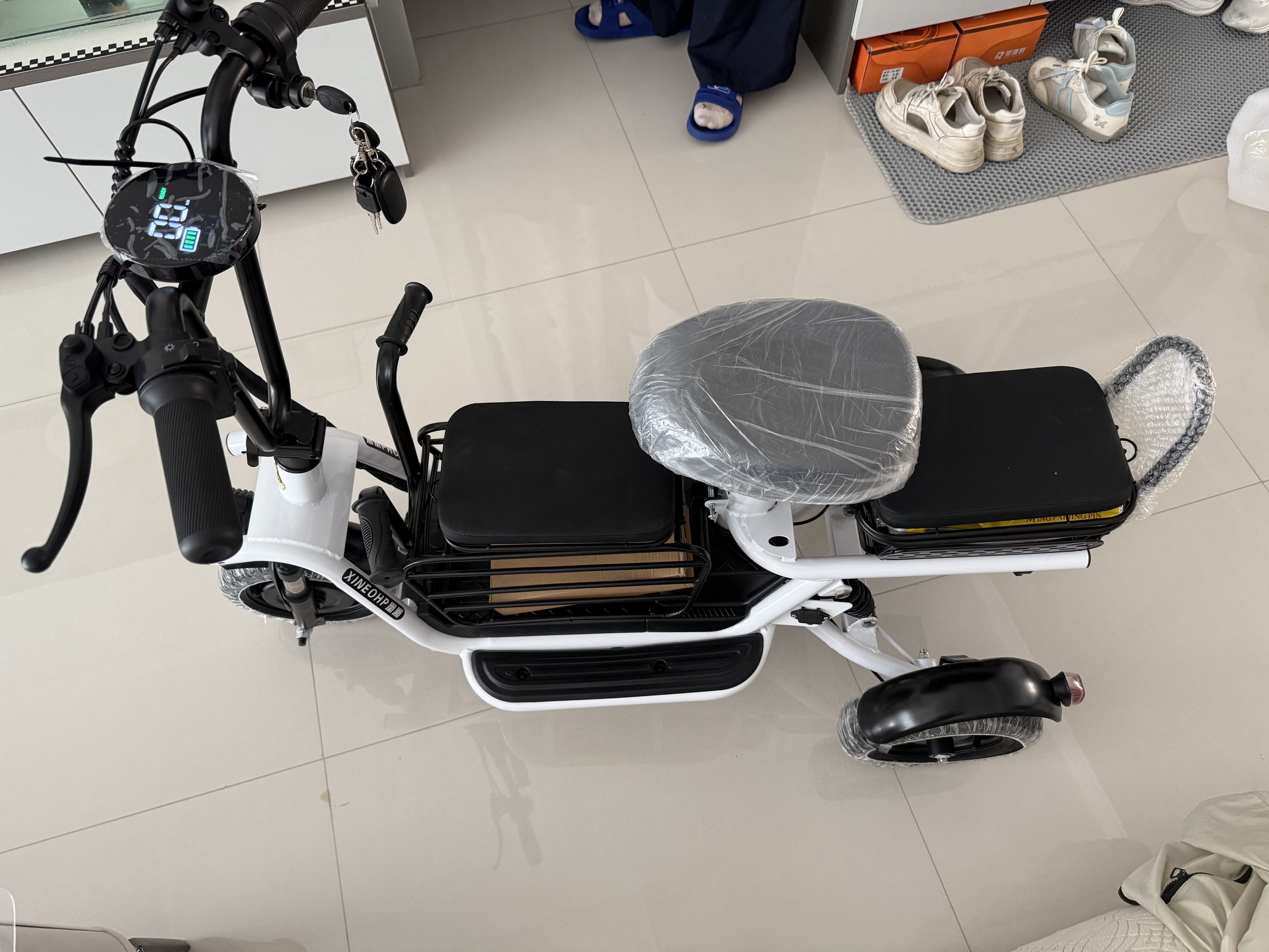 凤凰电动三轮车家用小型成人女士亲子折叠轻便电瓶车 白色【三座-可拆卸/免安装】 【前驱家用款400W】锂电15A-续航约50公里 实拍图
