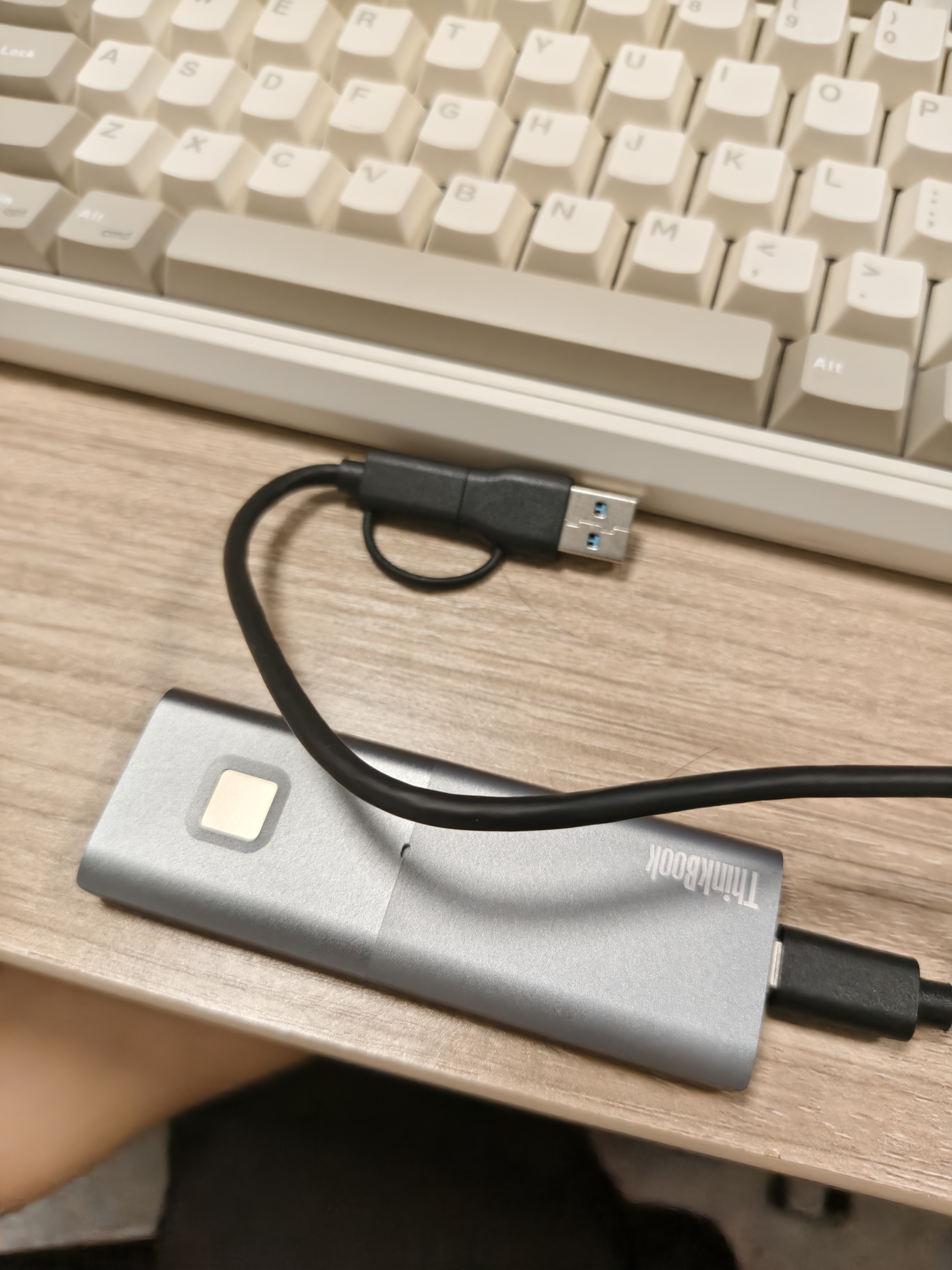 ThinkPad联想Thinkbook移动固态硬盘 1TB 读速520MB/S 指纹加密ssd usb3.2 type-C手机电脑直连 TU800 实拍图