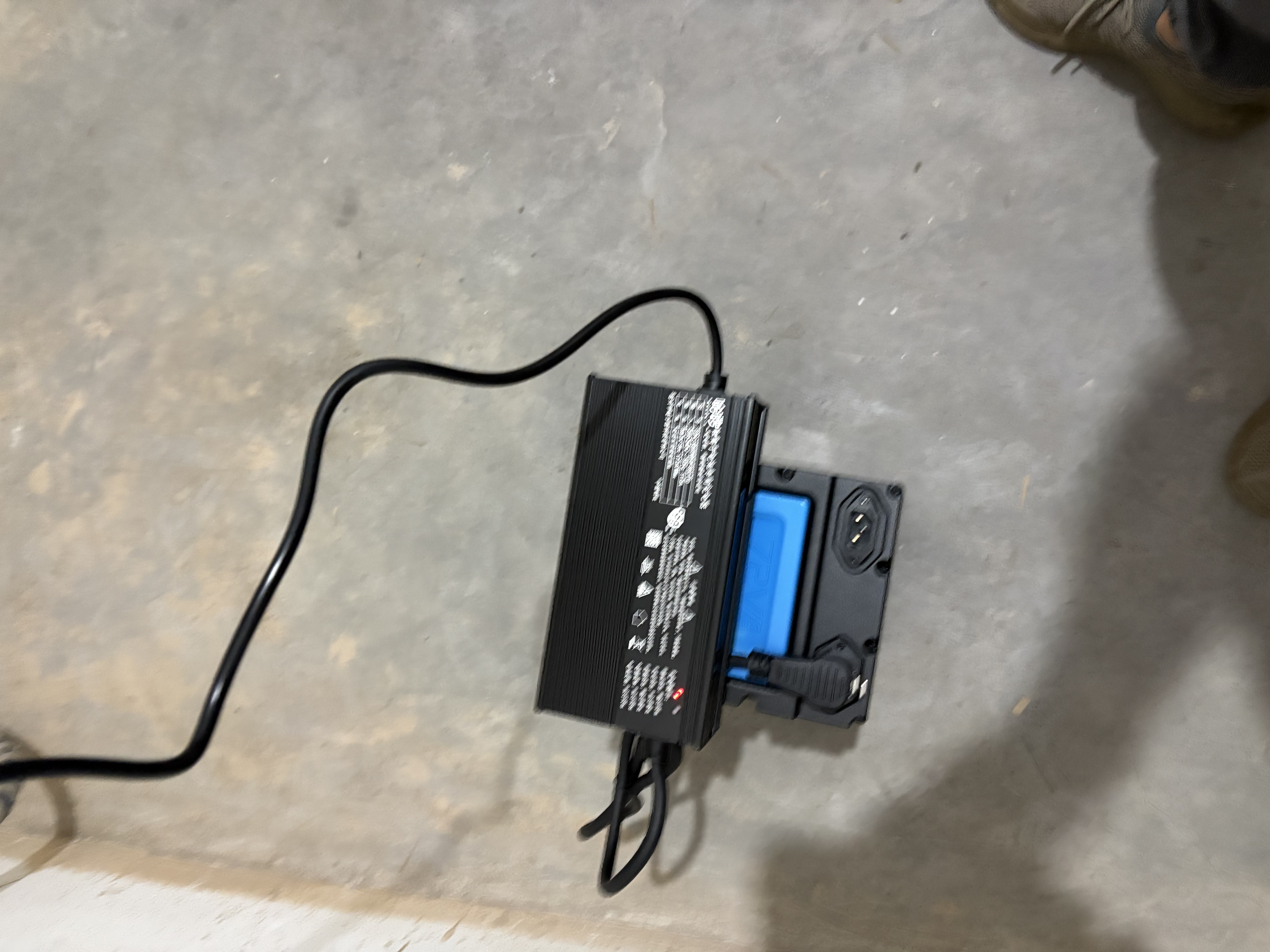小哈电动车锂电池72V57Ah 电瓶车电池 雅迪爱玛电瓶车电池配17A充电器 实拍图