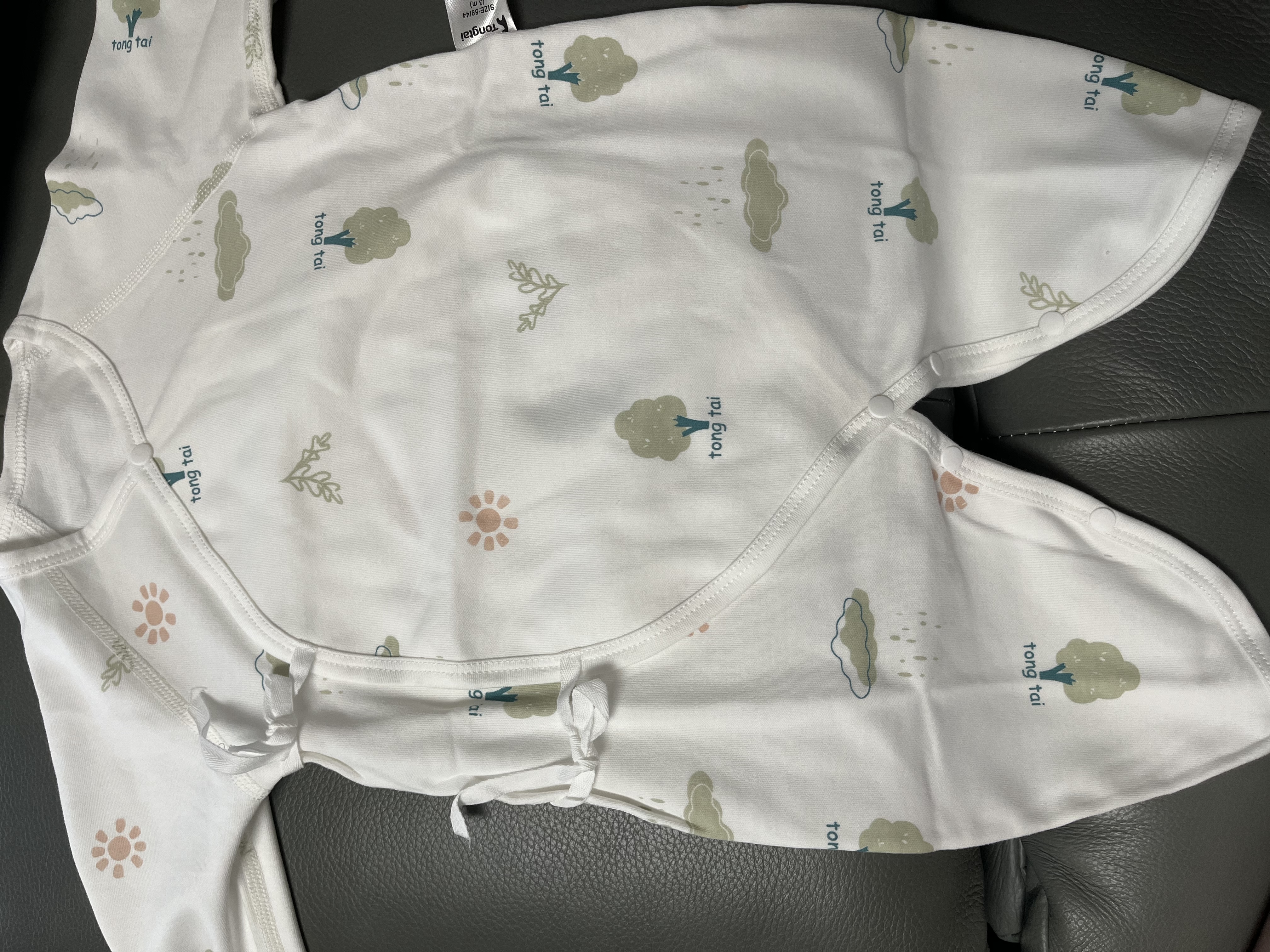 童泰婴儿衣服新生儿连体衣春秋季纯棉0-6月初生宝宝满月蝴蝶哈衣爬服 蓝星星树【纯棉】 59cm (建议1-3个月身高55-60cm) 实拍图