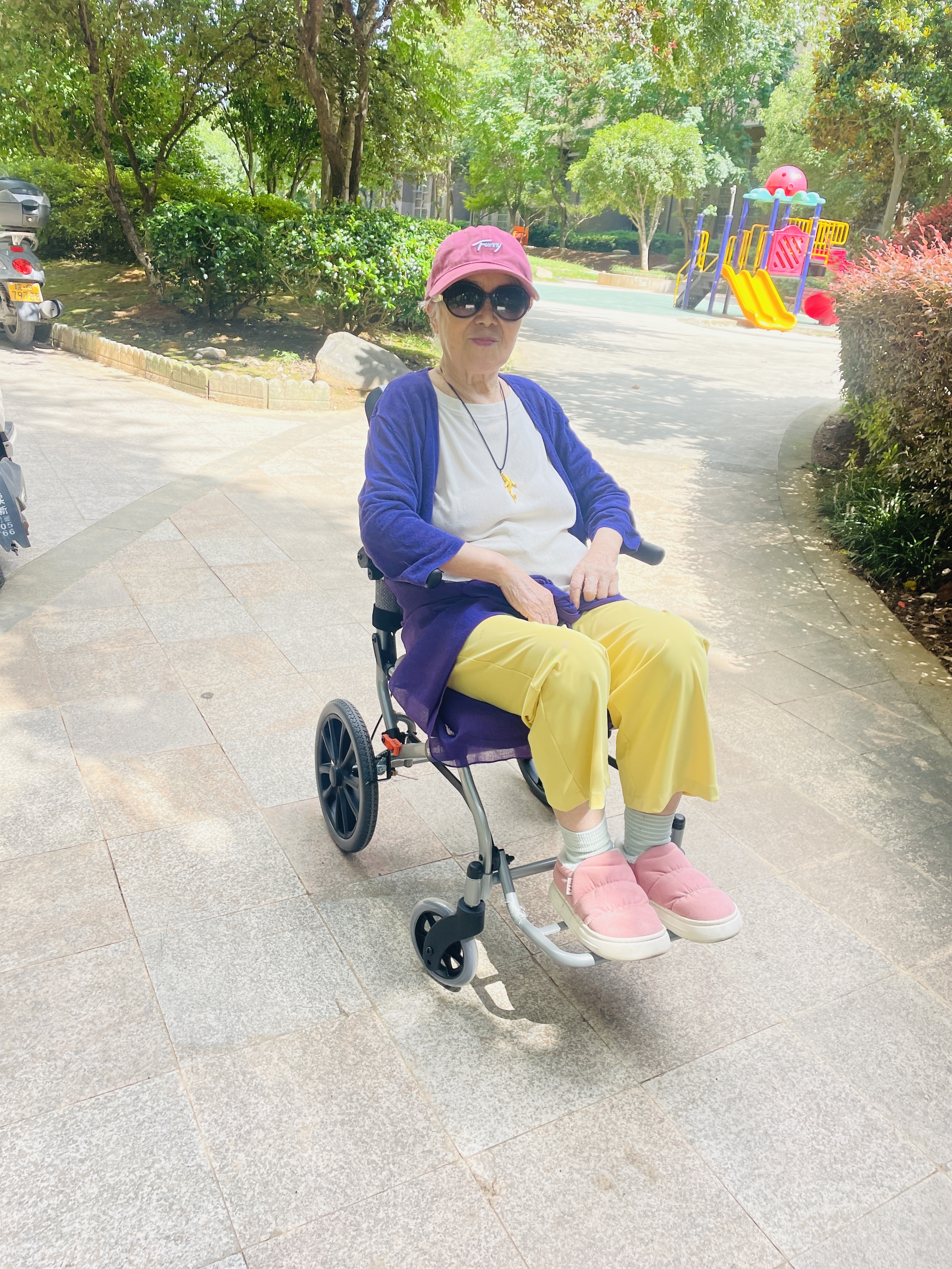 鱼跃（yuwell）手动轮椅车小轮轻便可折叠登机老人专用代步行礼箱式拉杆1100A 实拍图