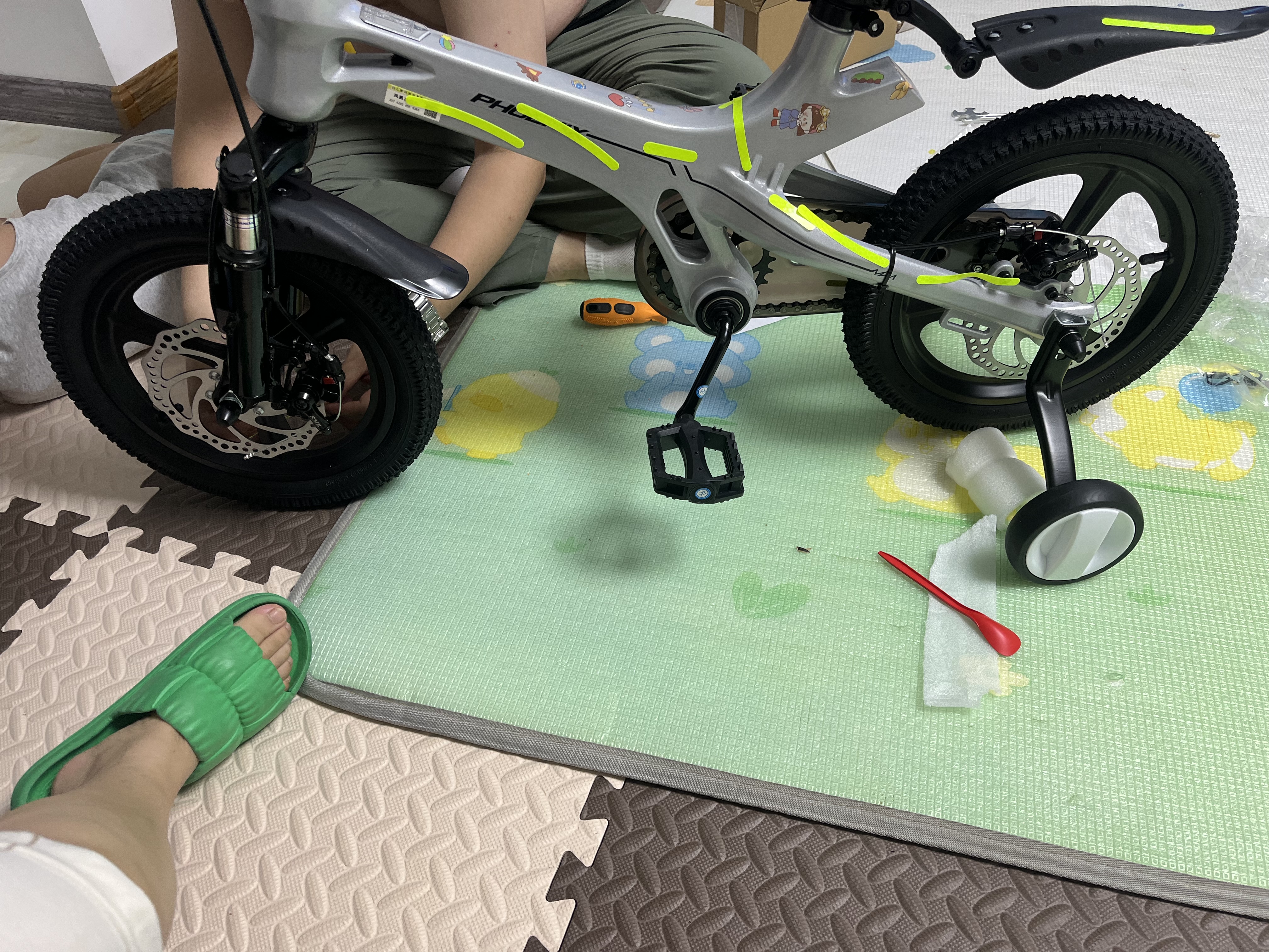 凤凰儿童自行车轻量镁合金学生小孩单车带辅助轮3-6-10-12岁小中大童 推荐：【顶配-碟刹一体轮】科技银丨大礼包+98%已安装 14寸（目前身高105-115cm选择） 实拍图