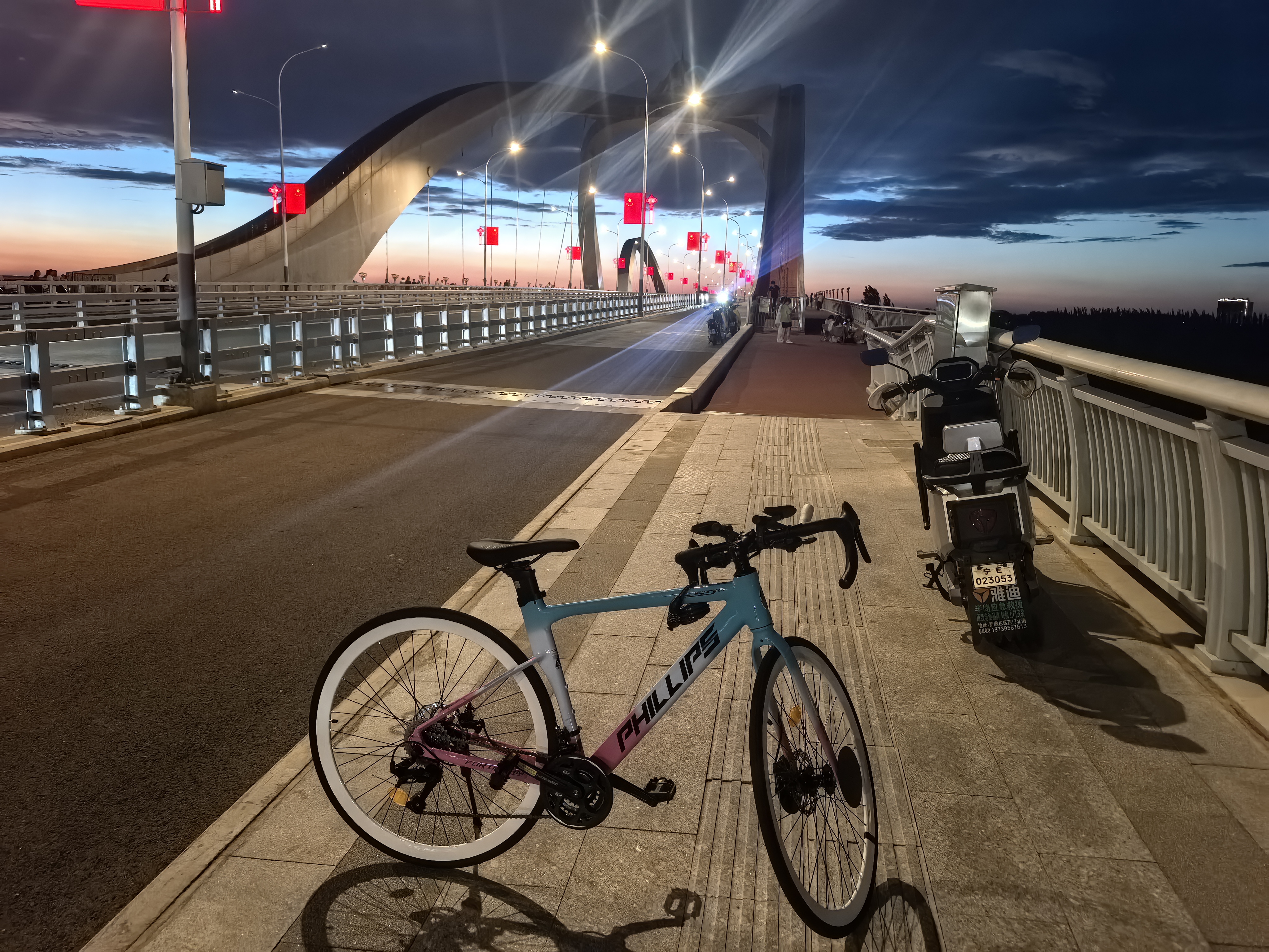 四万公里公路车自行车流水尾灯警示灯后座充电骑行装备山地车创意水滴尾灯 实拍图
