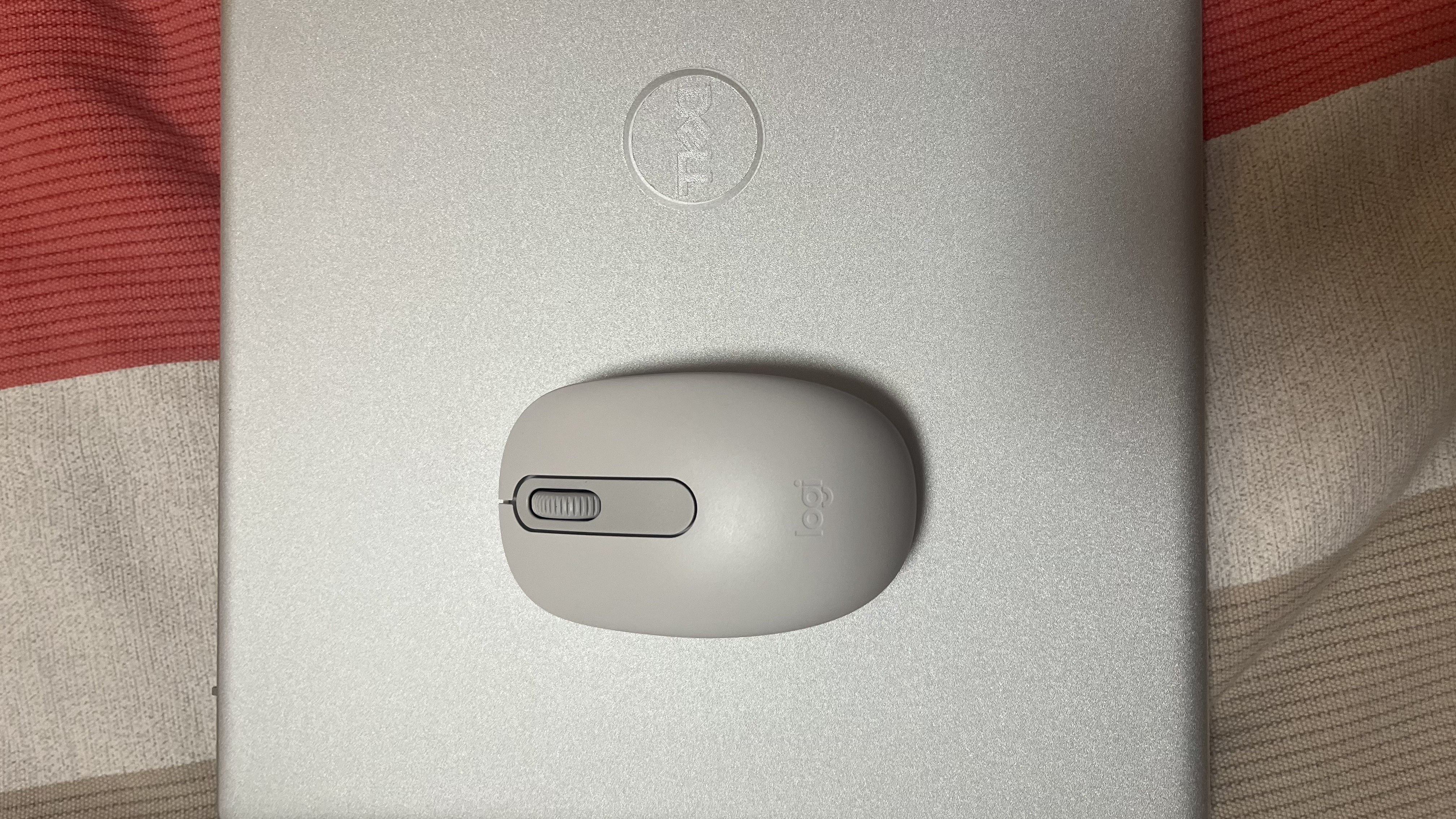 罗技（Logitech）M196 无线蓝牙鼠标 办公鼠标 笔记本商务办公家用 小巧便携 对称手型 珍珠白 实拍图