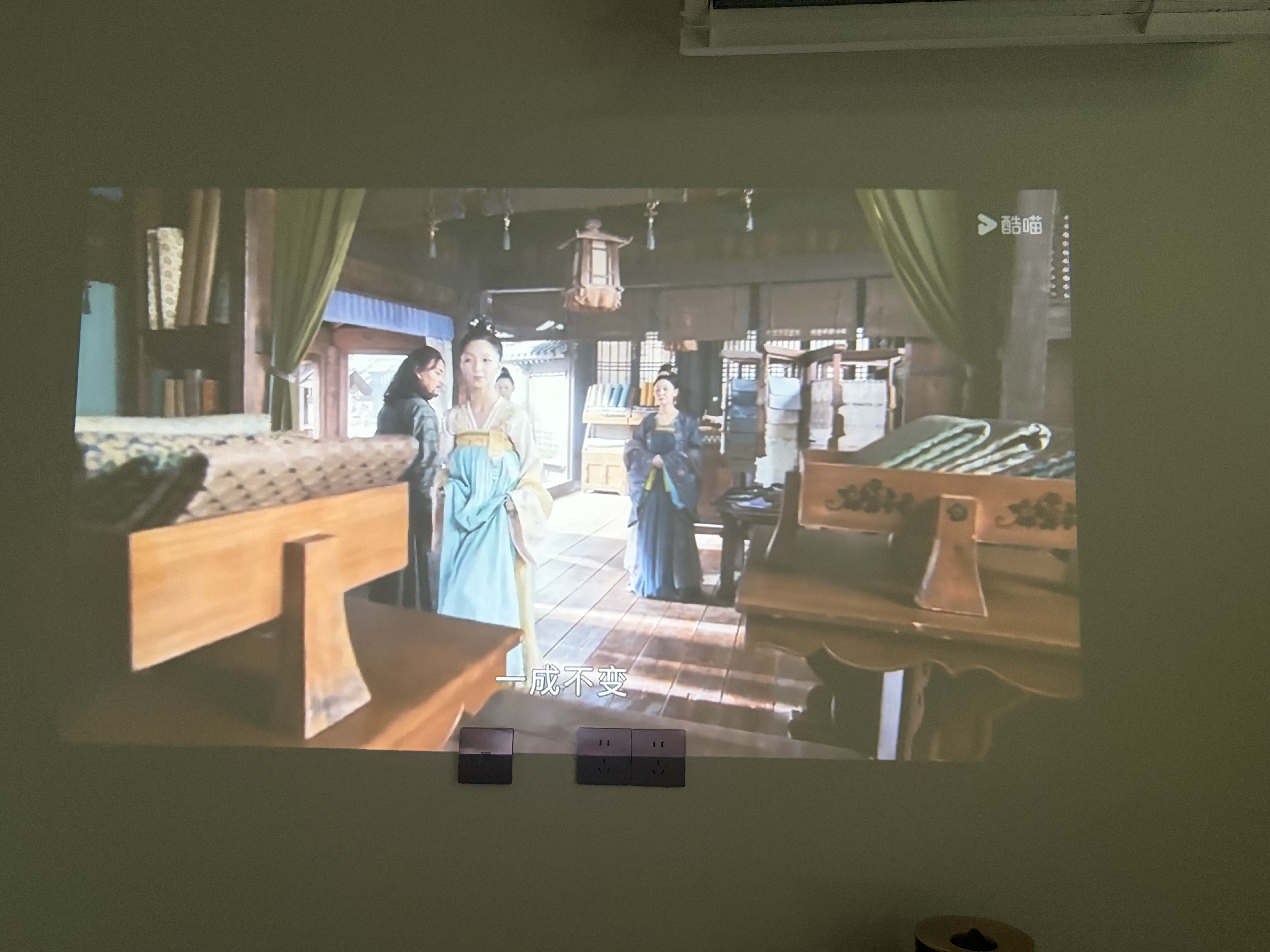 Rigal（瑞格尔）C1 智慧云台家用投影仪智能投影机卧室手机投影电视(TOF无感对焦 真1080P 家庭影院) 实拍图