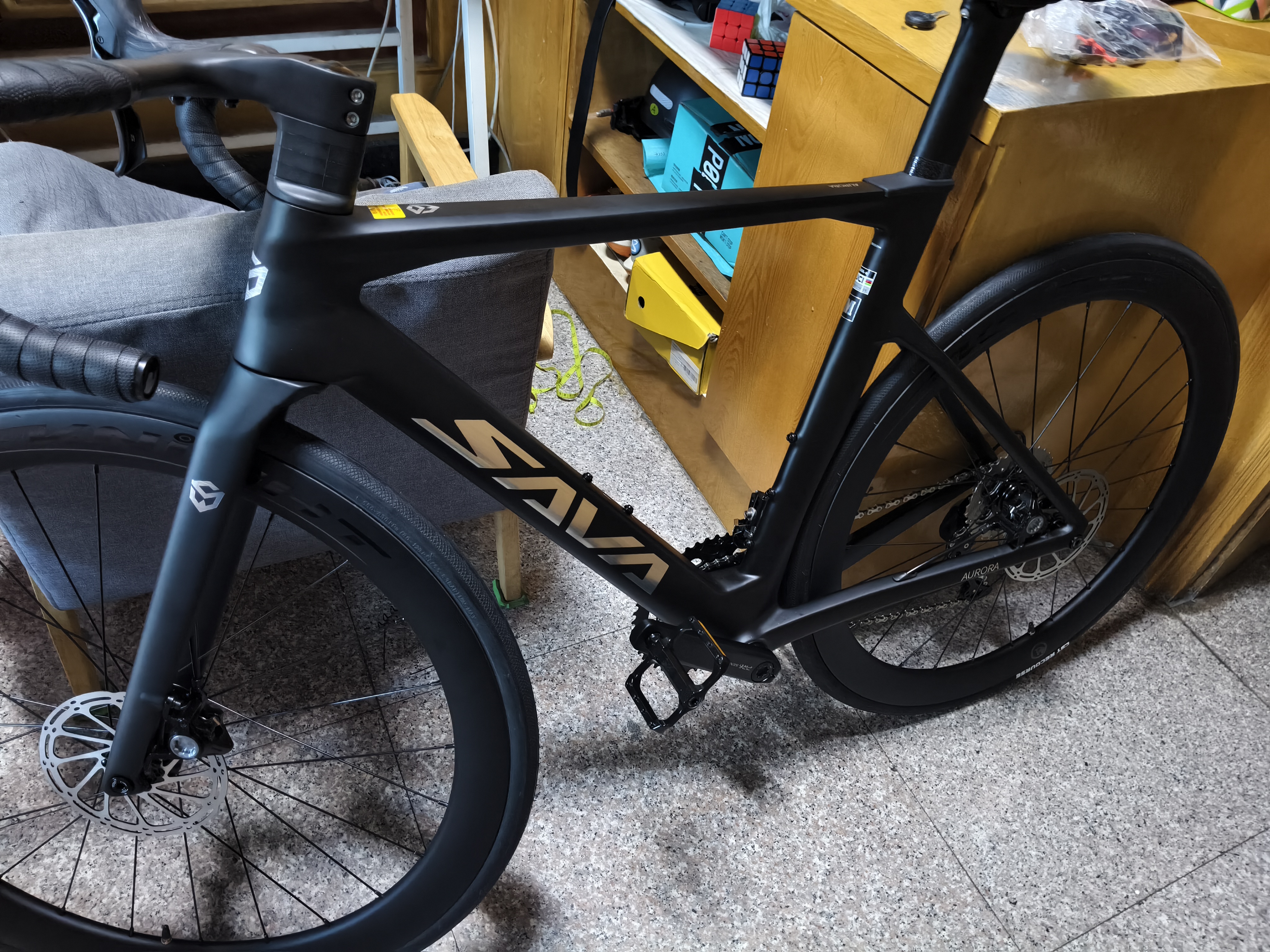 萨瓦SAVA26款A7L全碳纤维公路自行车禧玛诺R7100变速24速油压碟刹超轻赛车 26款-全碳A7L 黑色【R7100-24速纯油碟】 51M【建议173cm-183cm】 实拍图