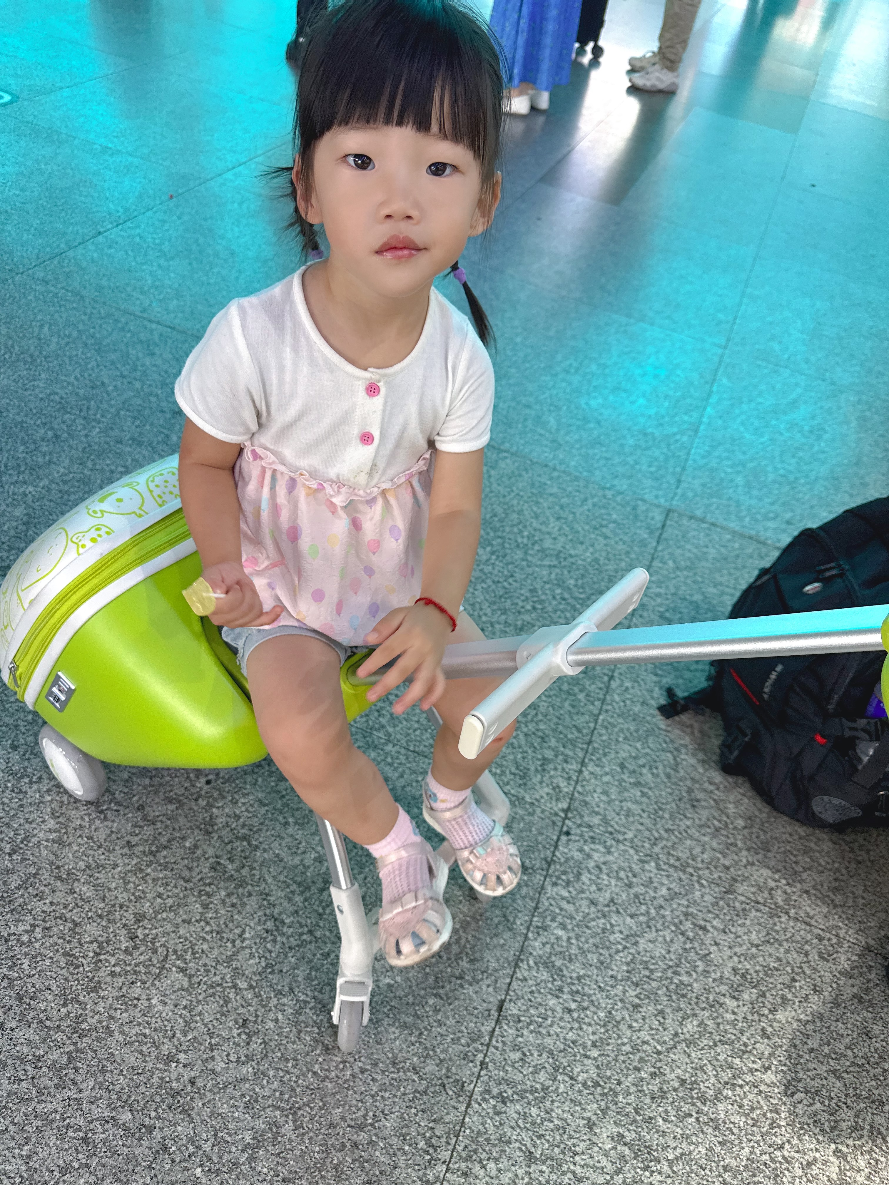 ALLEK儿童旅行代步神器带娃出行箱子 遛娃行李箱可坐大人骑拉杆箱 实拍图