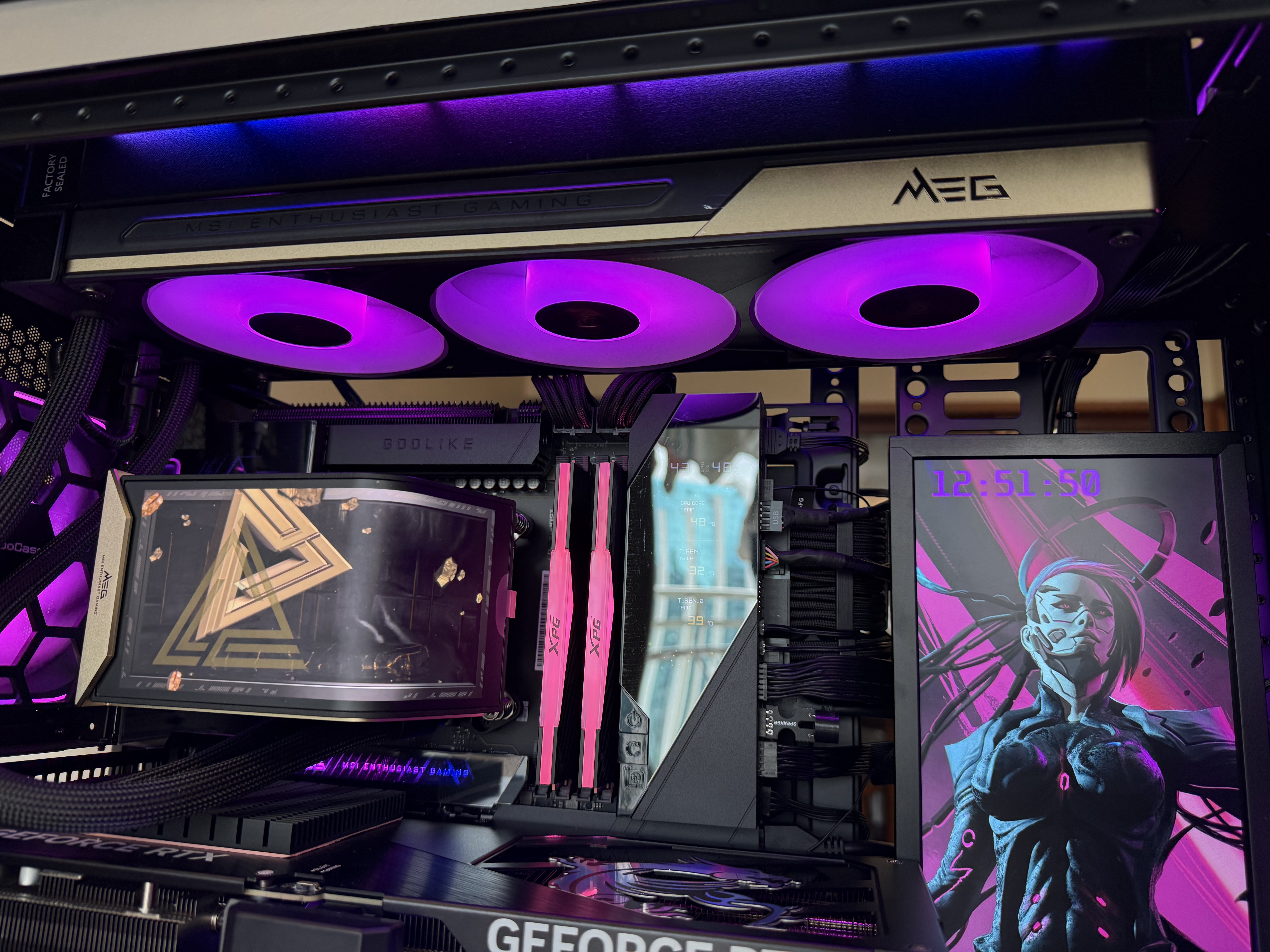 微星（MSI）超神MEG CORELIQUID E15 360一体式CPU水冷散热器6.67英寸AMOLED曲面屏幕/独立MCU/支持9800X3D 实拍图