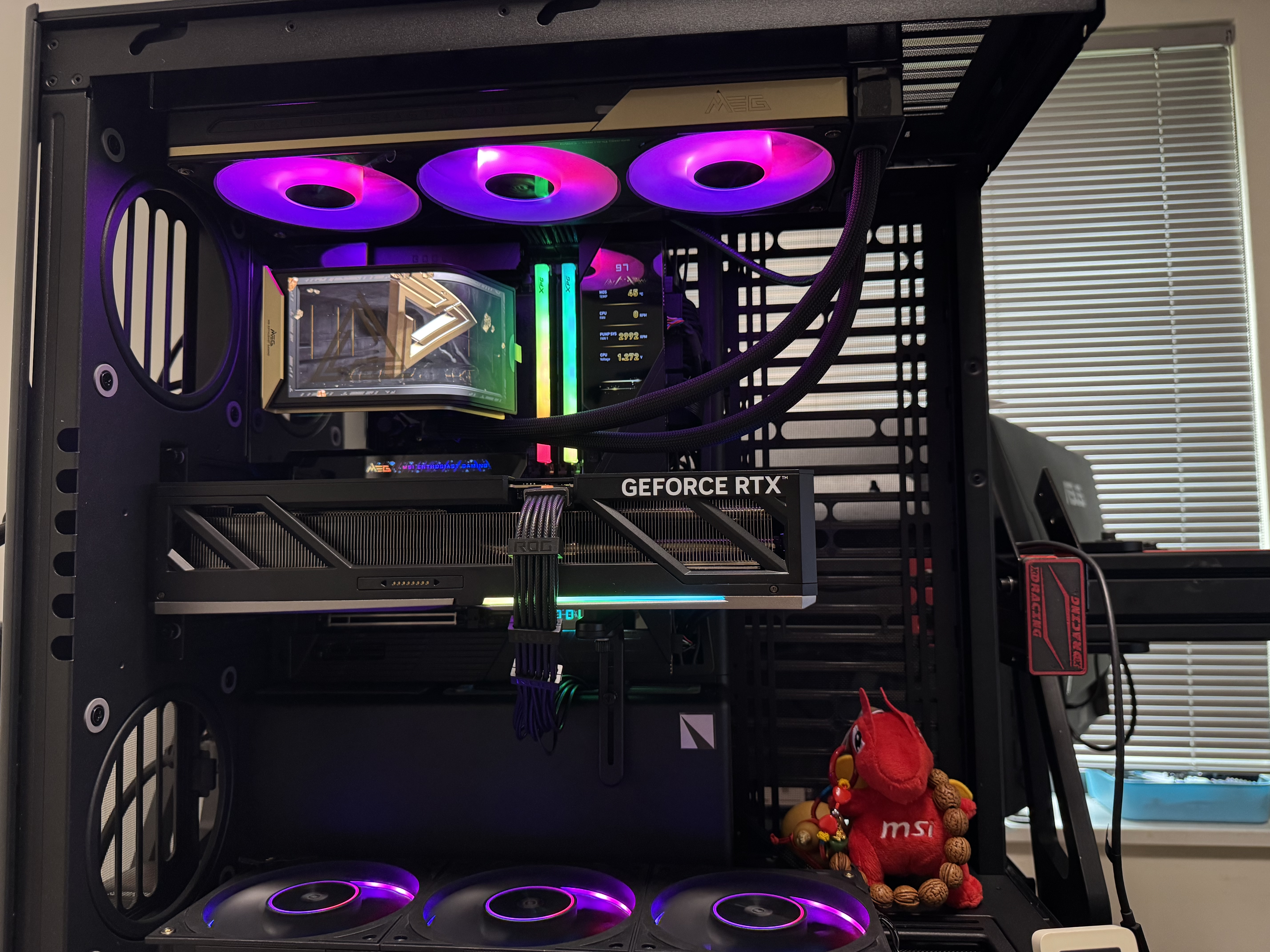 微星（MSI）超神MEG CORELIQUID E15 360一体式CPU水冷散热器6.67英寸AMOLED曲面屏幕/独立MCU/支持9800X3D 实拍图
