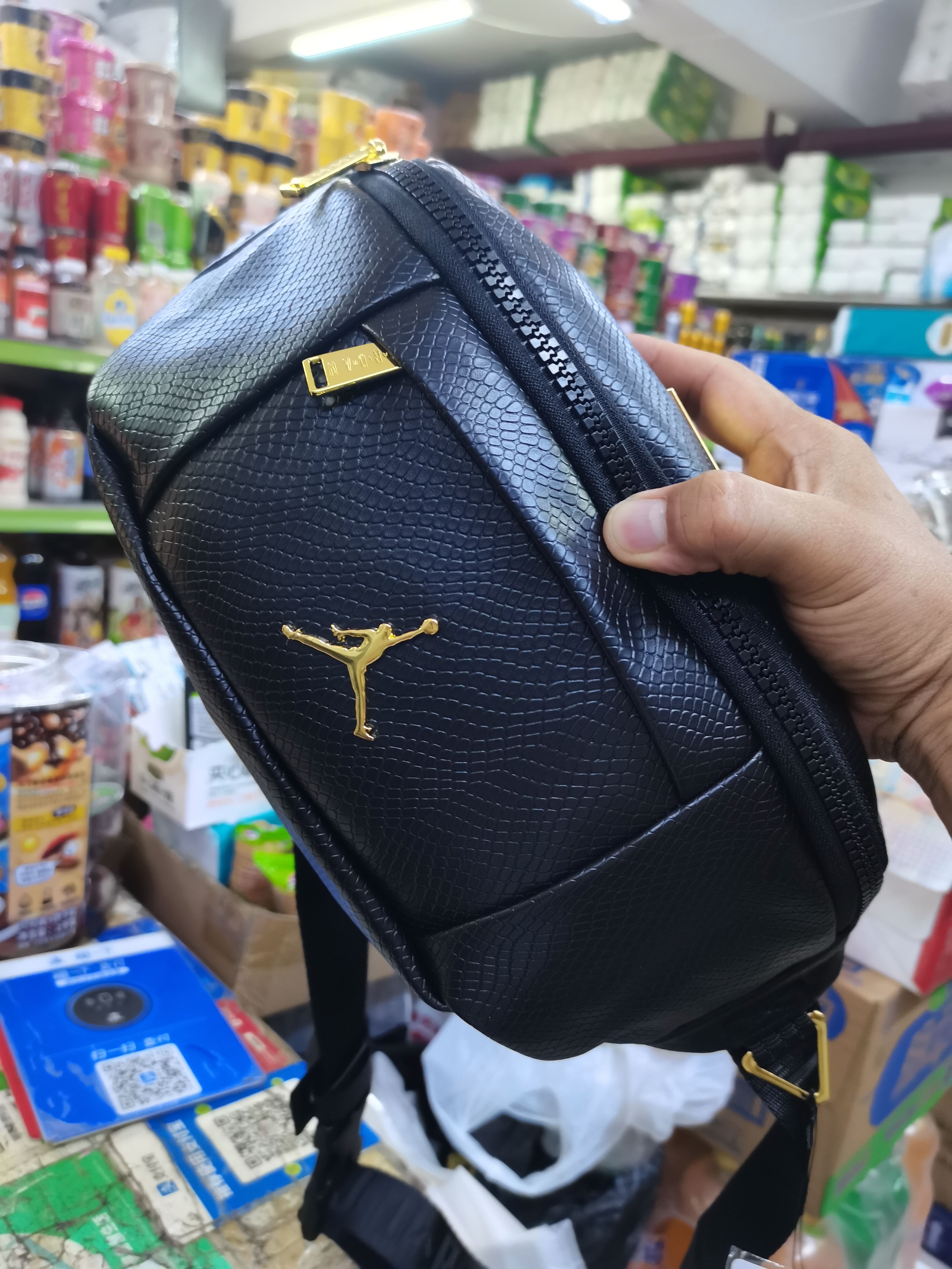 NIKE JORDAN 耐克AJ腰包男女运动胸包户外跑步手机收纳包 正黑色／金色 8/20【36*12*8cm 约3.5L】 实拍图