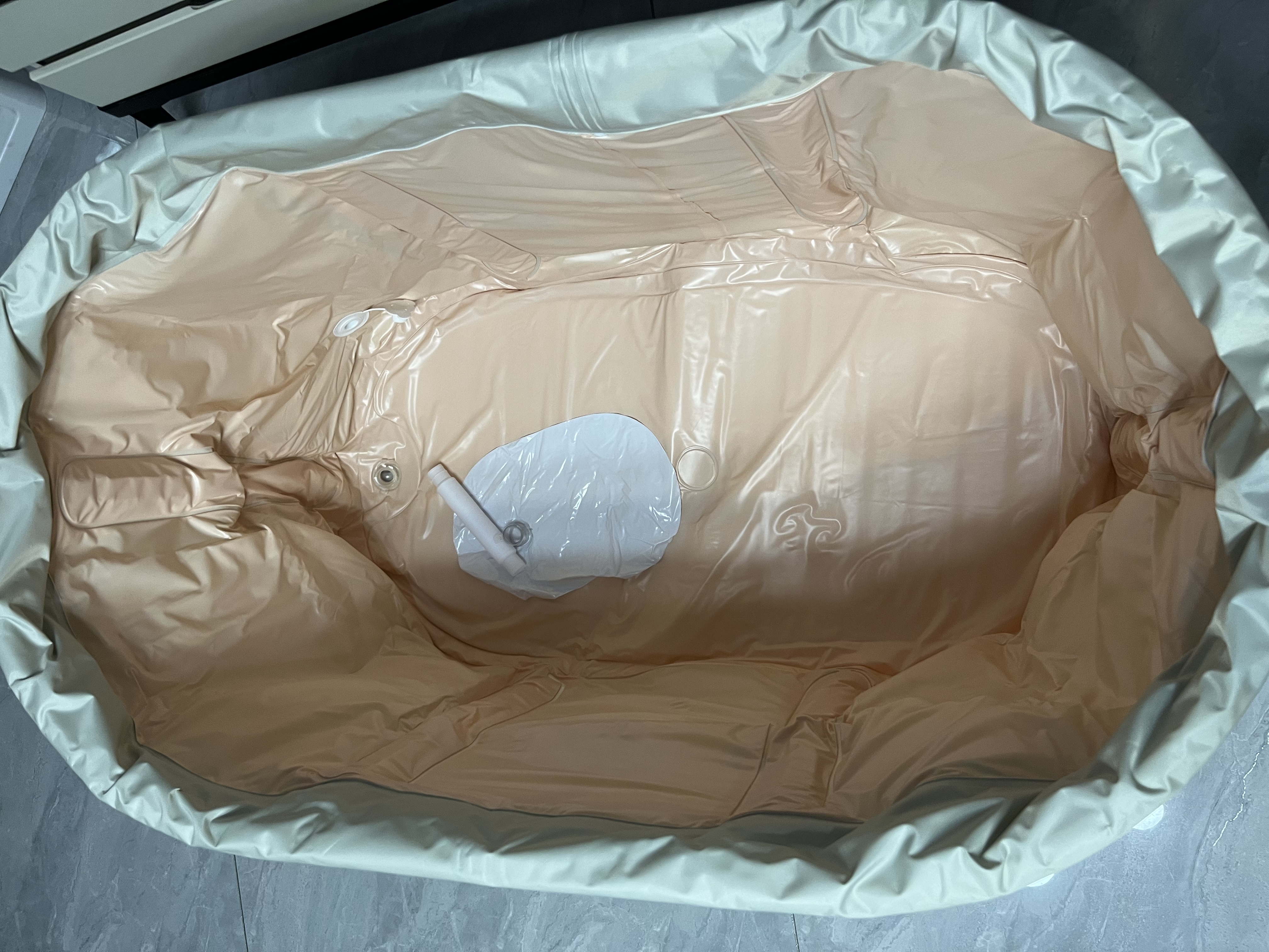 iuu婴儿游泳桶 可折叠泡澡桶浴桶 儿童浴盆洗澡桶 新生儿游泳家用 【免安装/秒开合】超大号+可调节泳圈+大礼包 材质：母婴级材质，7层加厚保温款 实拍图