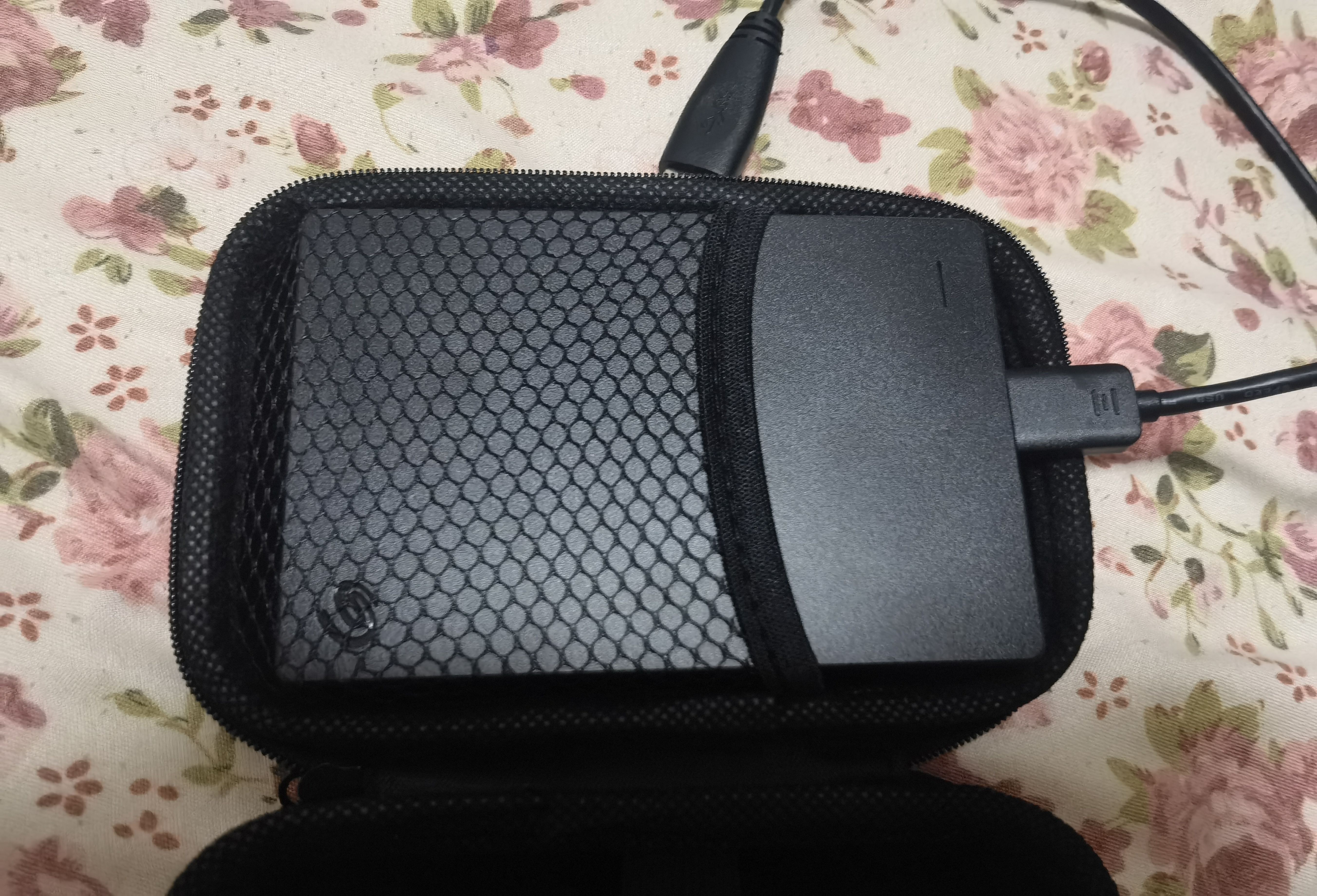 希捷（SEAGATE） 移动硬盘 简系列套装版 USB3.0 2.5英寸 高速便携机械硬盘 兼容WIN MAC PS4 【简】暗夜黑色 TYPEC线+硬盘包 套装版 5TB 实拍图