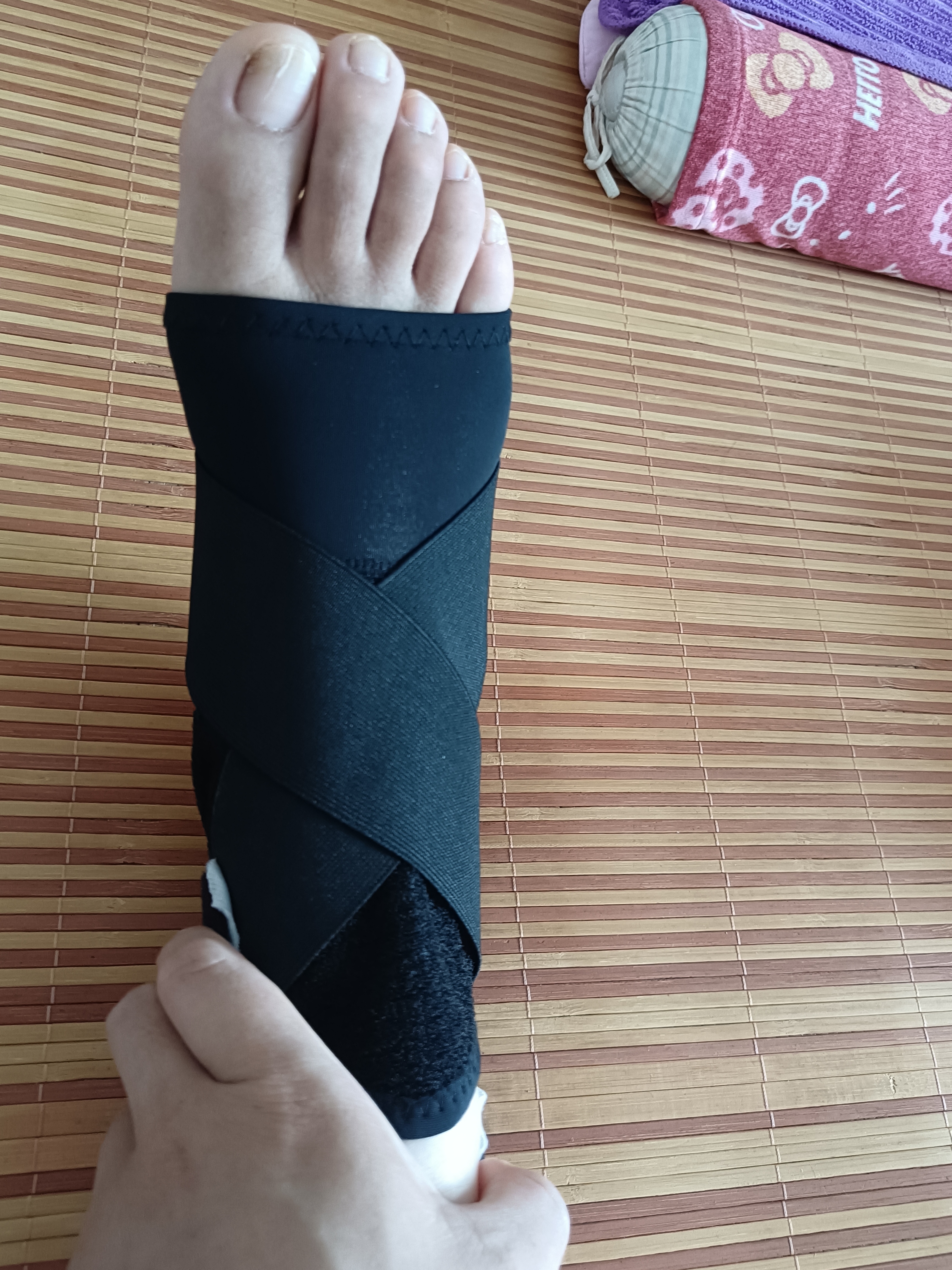啵丽斯啵丽斯护脚踝固定器足篮球跑步护具套超薄绷带护踝腕 【交叉绑带防护款】不分左右（单只装） M(36-38鞋码) 实拍图