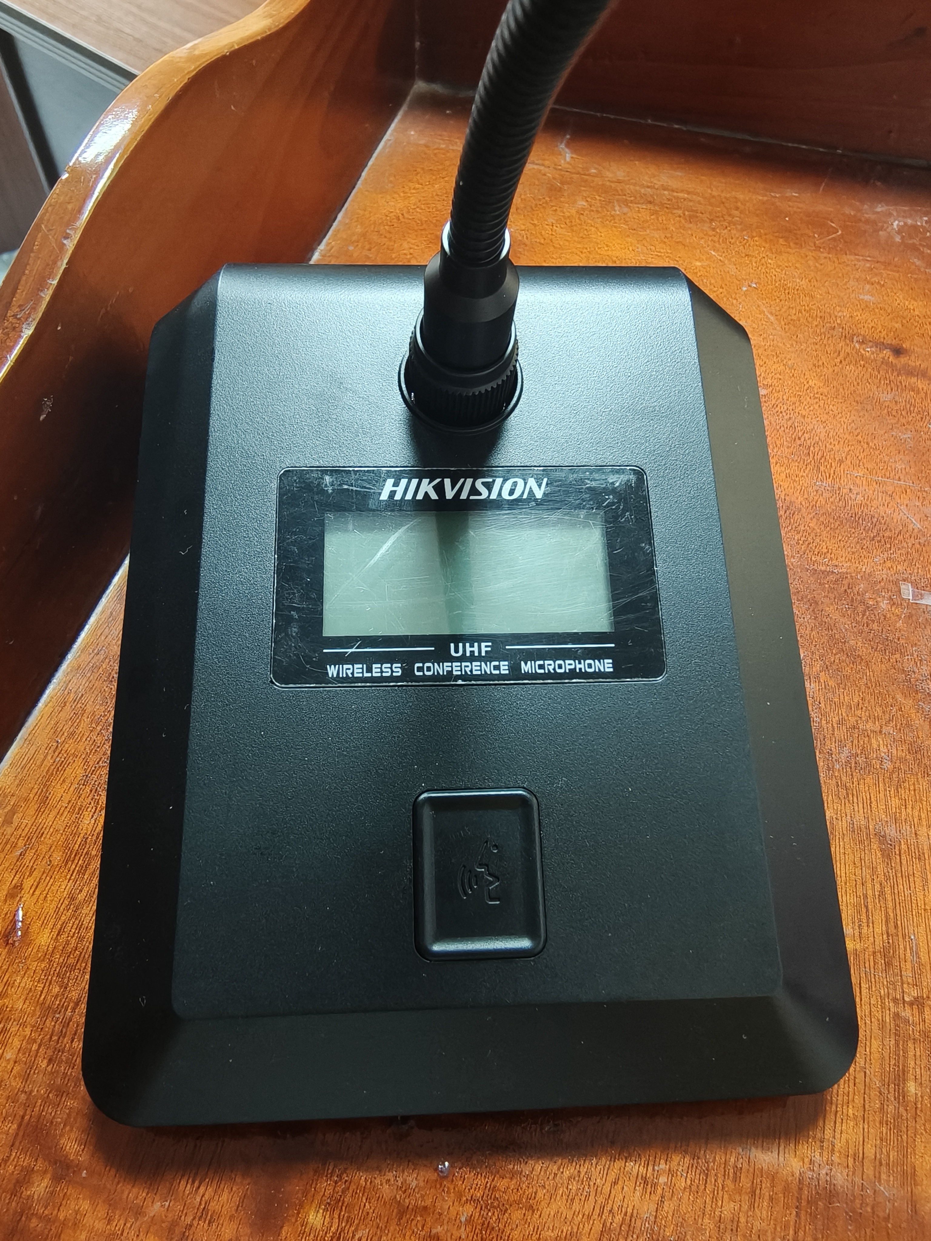 海康威视（HIKVISION）一拖二无线麦克风桌面长杆鹅颈话筒会议室演讲UHF高保真主席台抗干扰自动对频防啸叫培训广播 实拍图