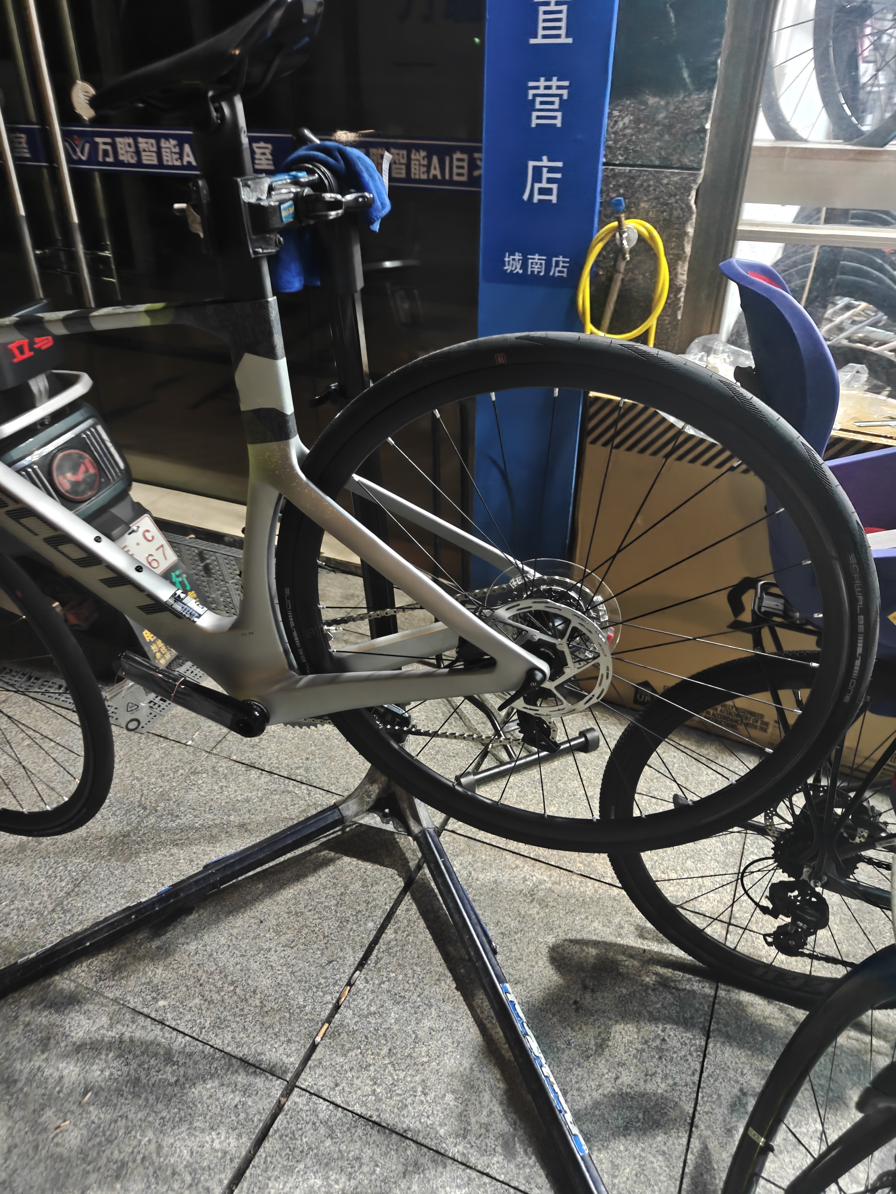 SCOTT斯科特FOIL RC 30碳纤维气动碟刹速联电变公路车【Q36.5涂装】 Q36.5车队涂装 M(建议身高175cm-180cm) 24速 实拍图