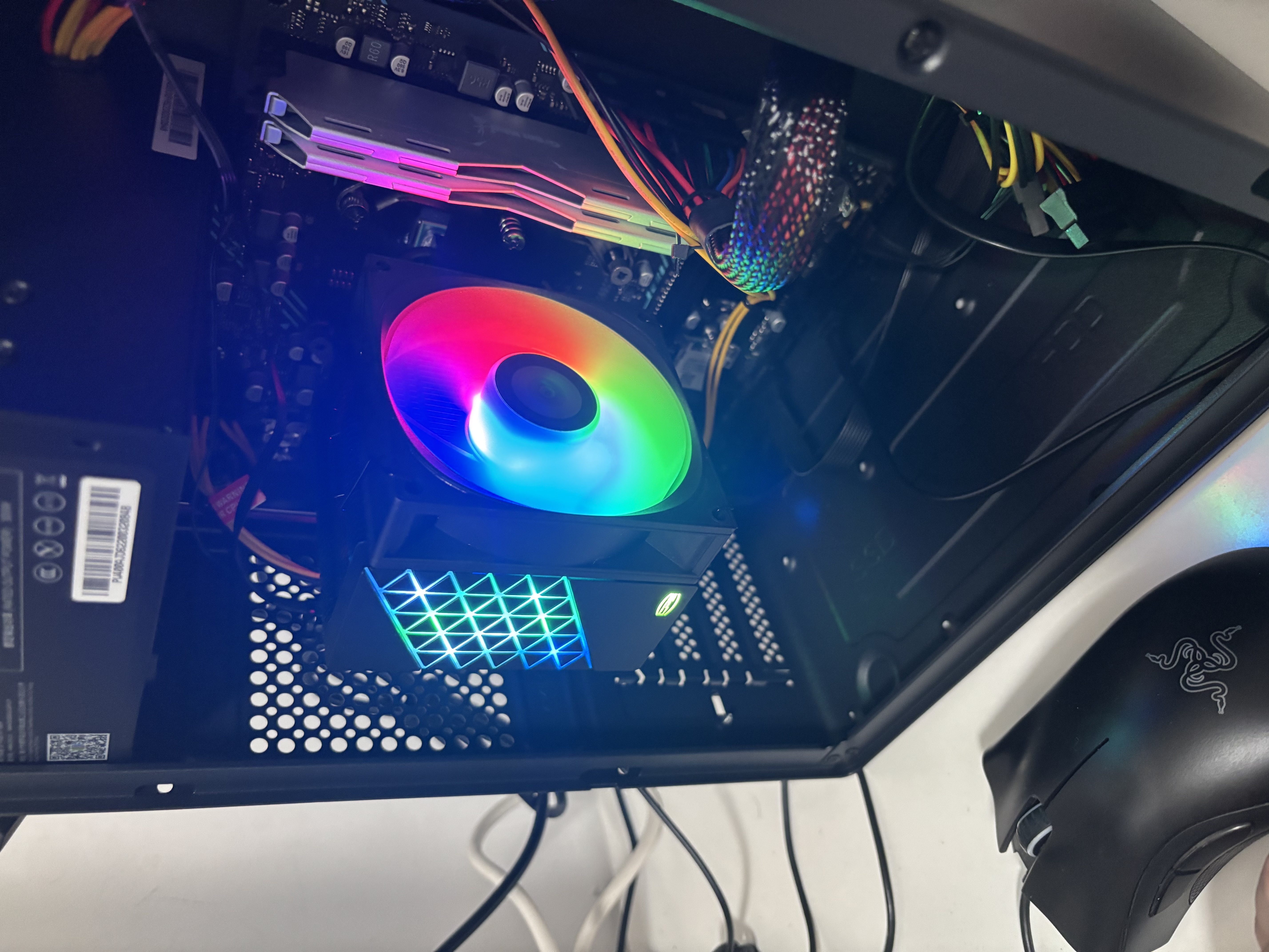 超频3（PCCOOLER）红海H4炫彩 黑色CPU风冷散热器（4热管/PWM风扇/支持12/13代1700/AM4/AM5/133mm高度） 实拍图