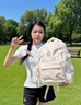 viney书包小学生初中高中大学生背包女大容量旅行双背包户外出游旅行包 白色+可爱挂件 简约轻便高颜值休闲减负电脑包 实拍图