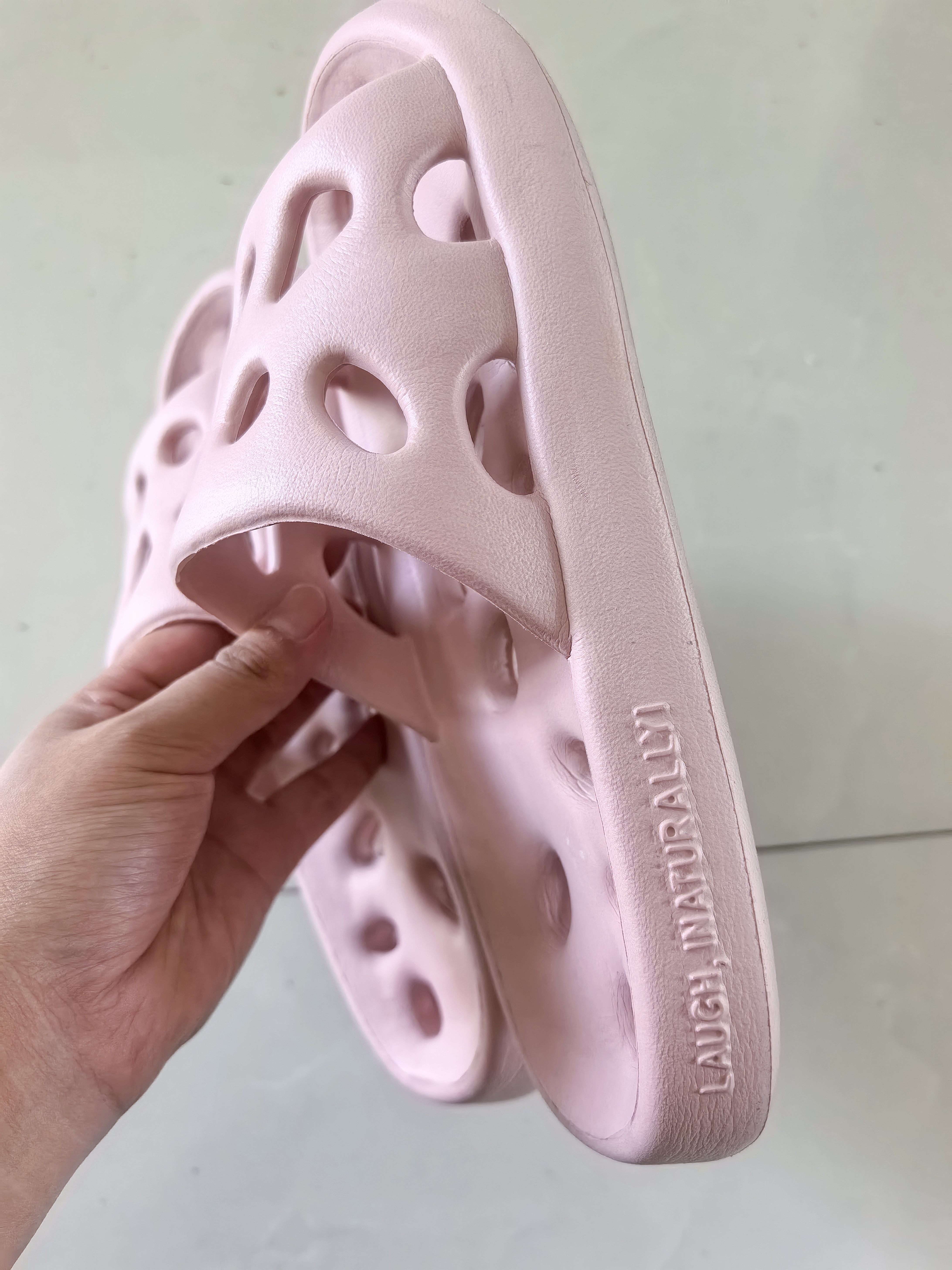 洁丽雅【买一送一】卫生间可用拖鞋女浴室洗澡镂空漏水防滑凉拖鞋男夏季 粉色+灰色【1.0常规款 洞大漏水才够快】 37-38 女+男42-43 实拍图