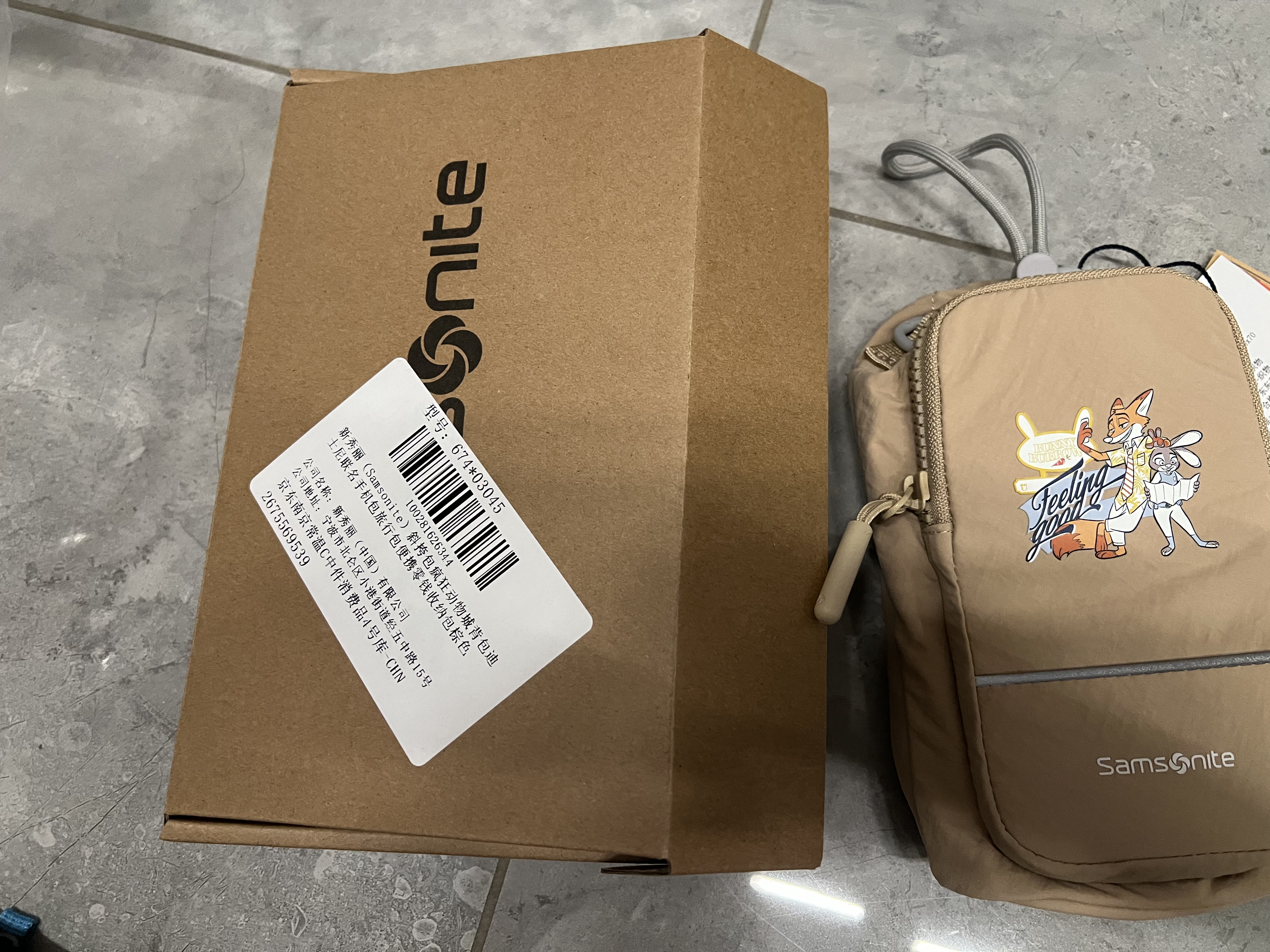新秀丽斜挎包疯狂动物城背包迪士尼联名手机包旅行包便携零钱收纳包棕色 实拍图