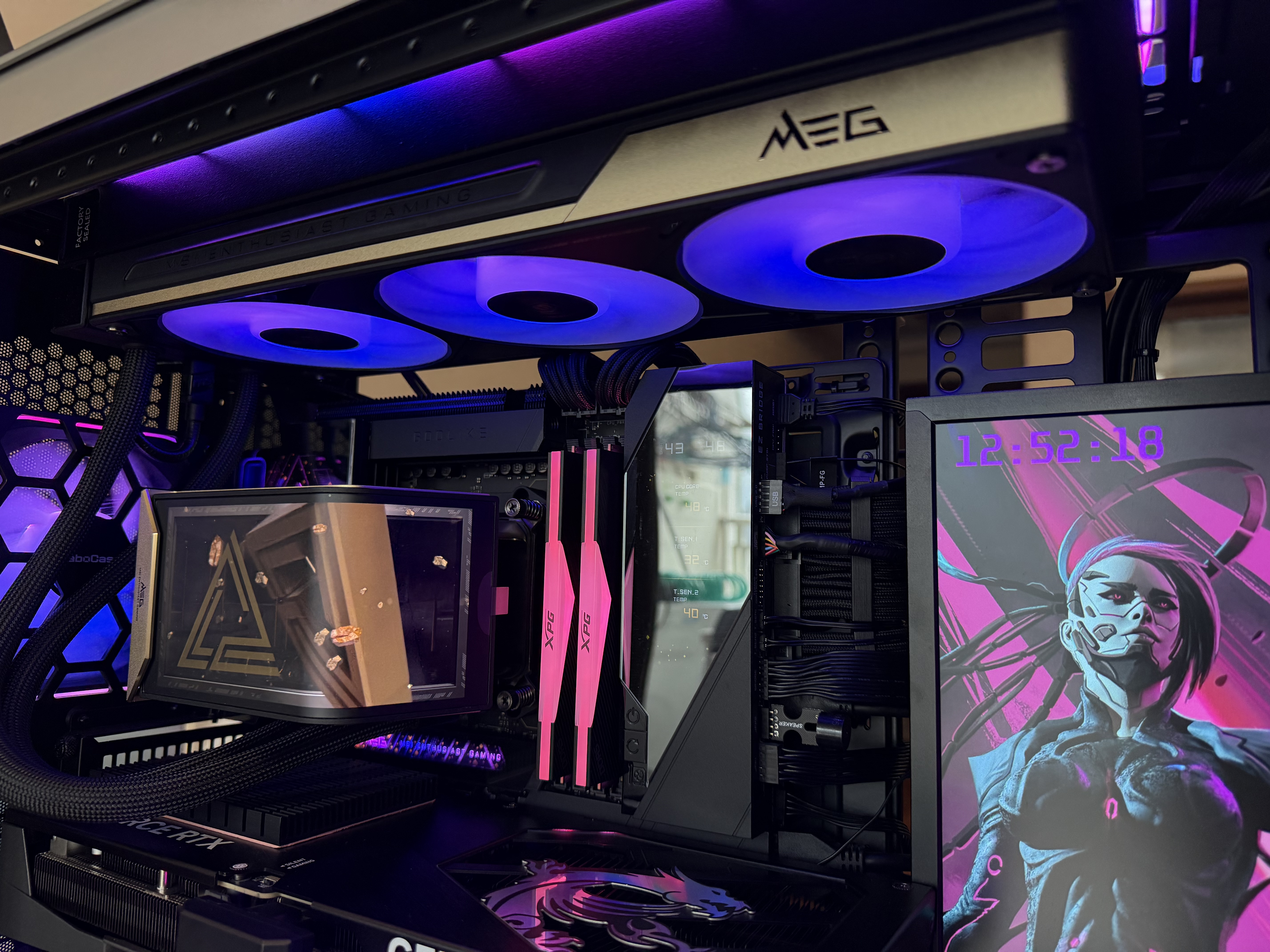 微星（MSI）超神MEG CORELIQUID E15 360一体式CPU水冷散热器6.67英寸AMOLED曲面屏幕/独立MCU/支持9800X3D 实拍图