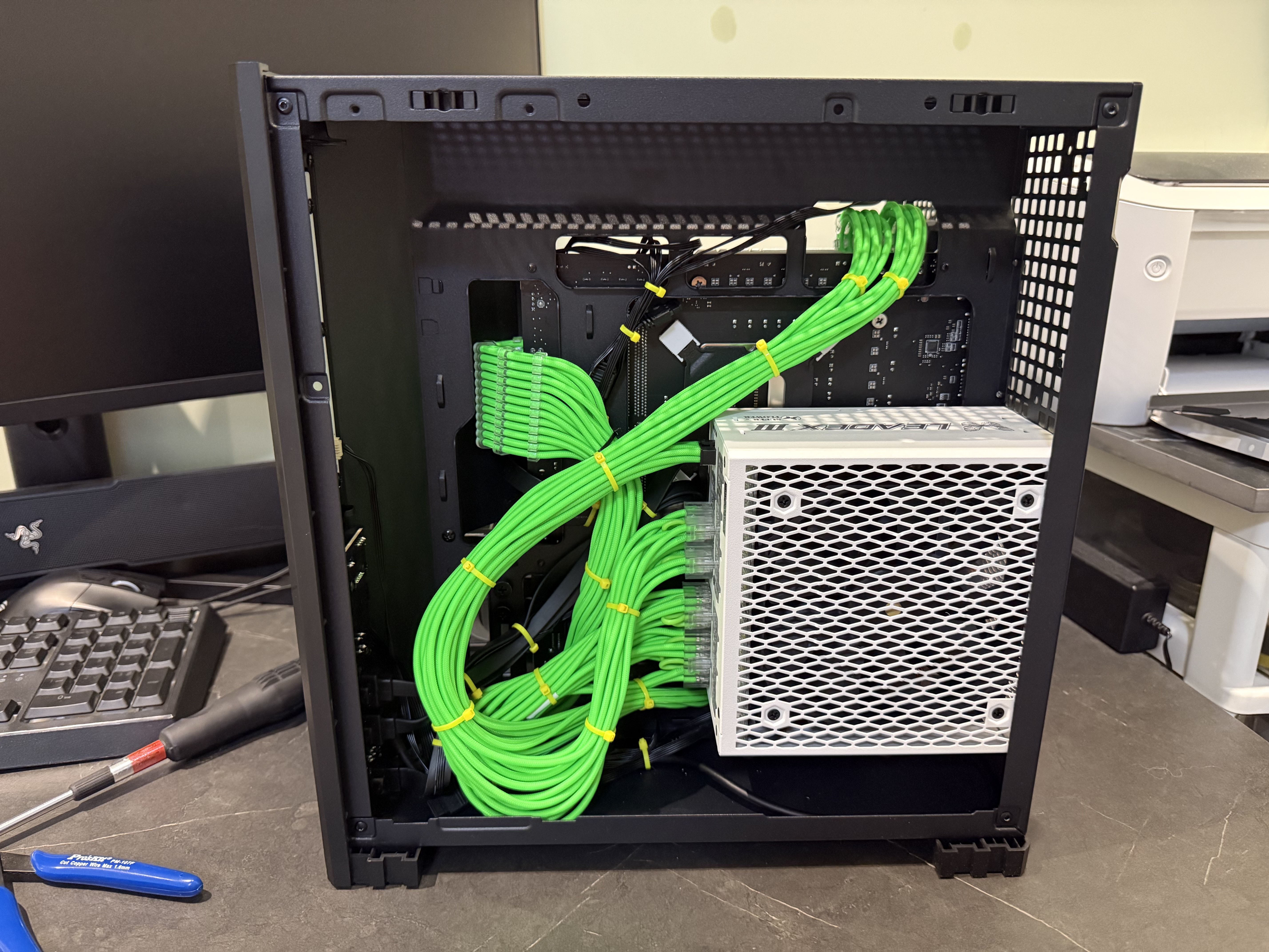乔思伯（JONSBO）D34 黑色 MATX海景房机箱（280冷排/ATX电源/Type-c Gen2 10Gbps+/垂直风道/数码监控屏/背插） 实拍图