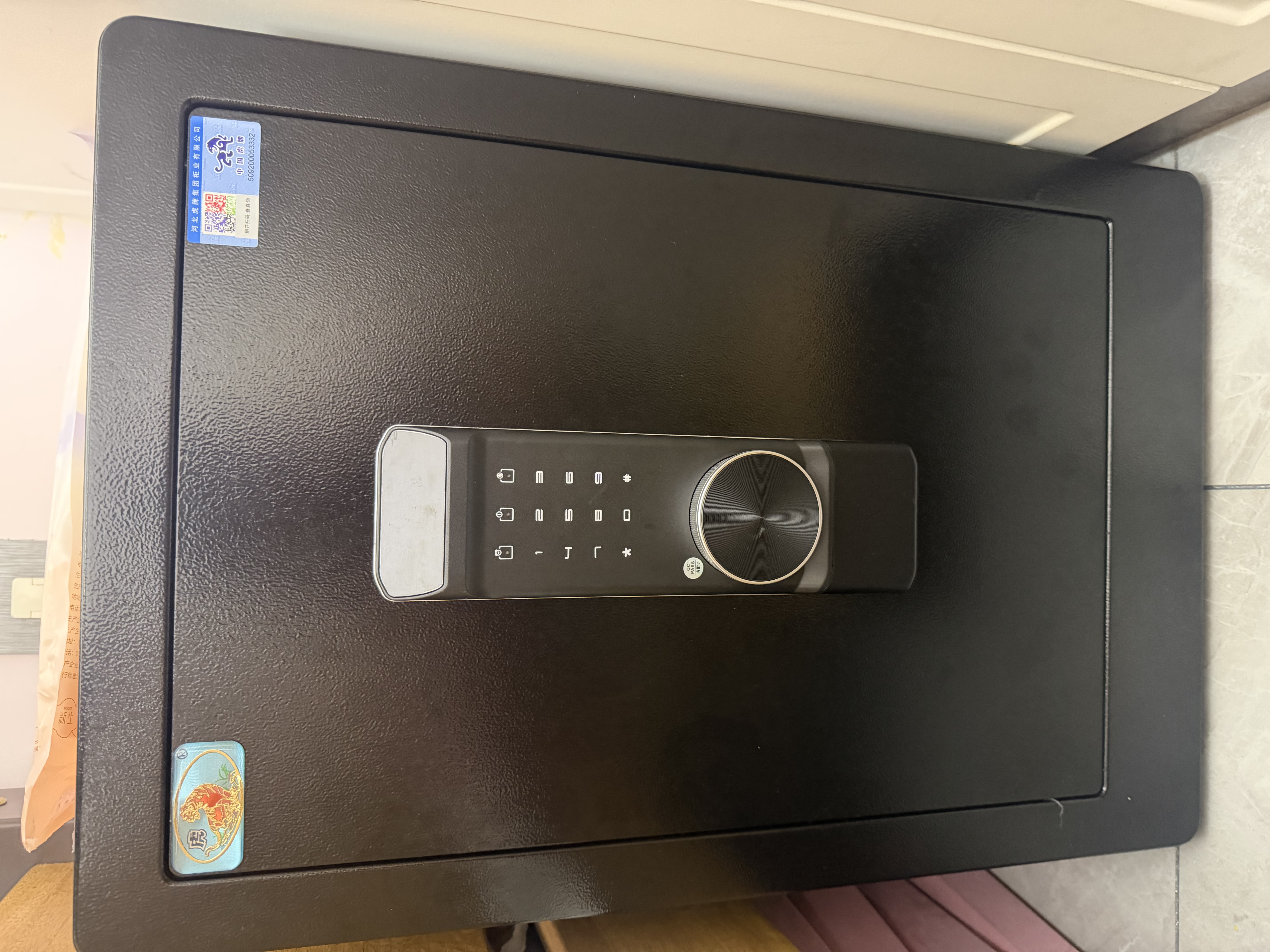 虎牌保险柜家用小型床头保险箱办公财务专用 密码指纹WIFI远程全钢防盗可入墙固定入衣柜保管箱 60cm黑色三层大空间【品牌特惠】 密码款(密码+钥匙) 实拍图