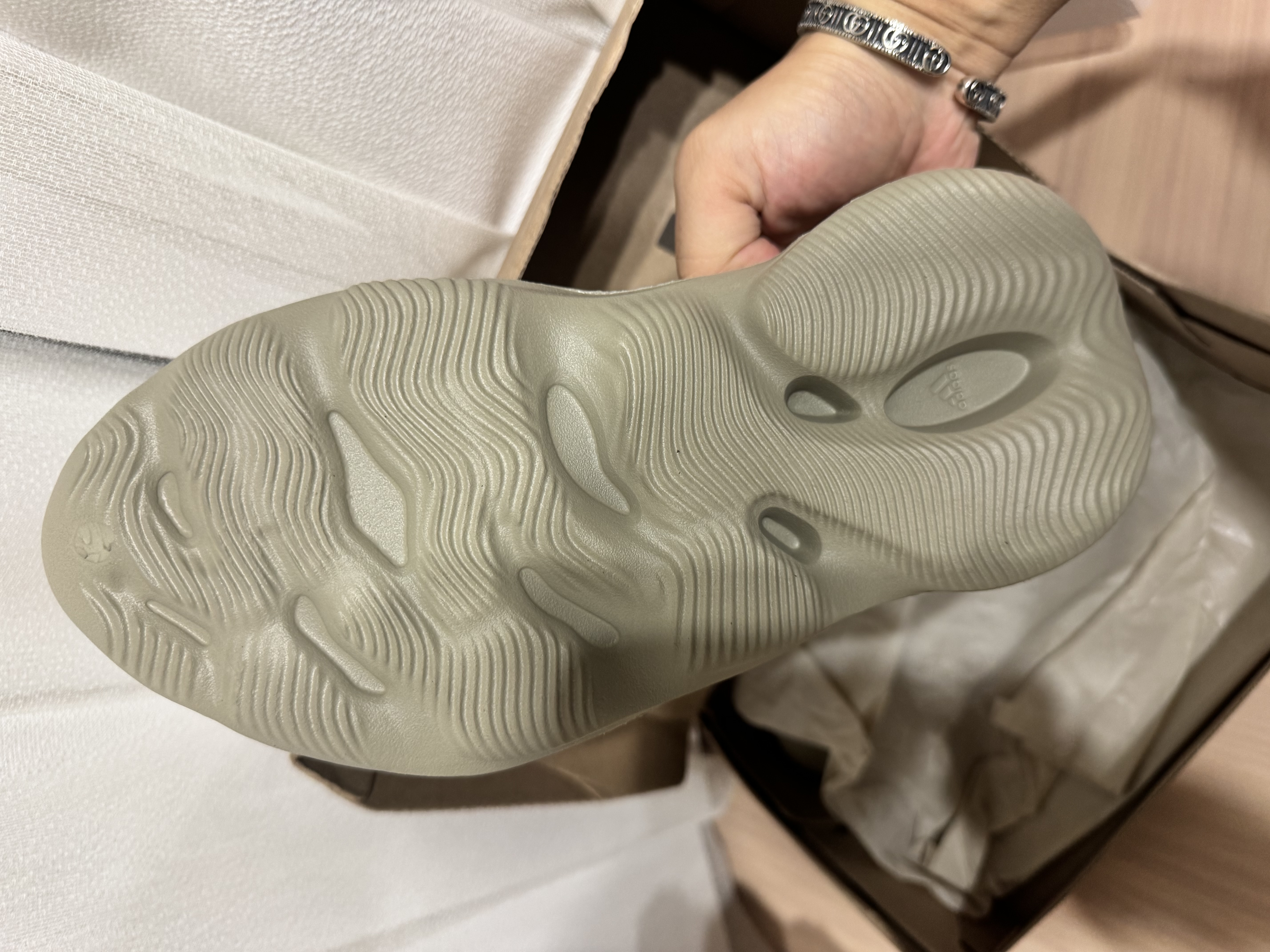 【95成新】阿迪达斯 （adidas）Originals Yeezy Foam Runner 镂空情侣凉鞋 GV6840 UK9码43   实拍图