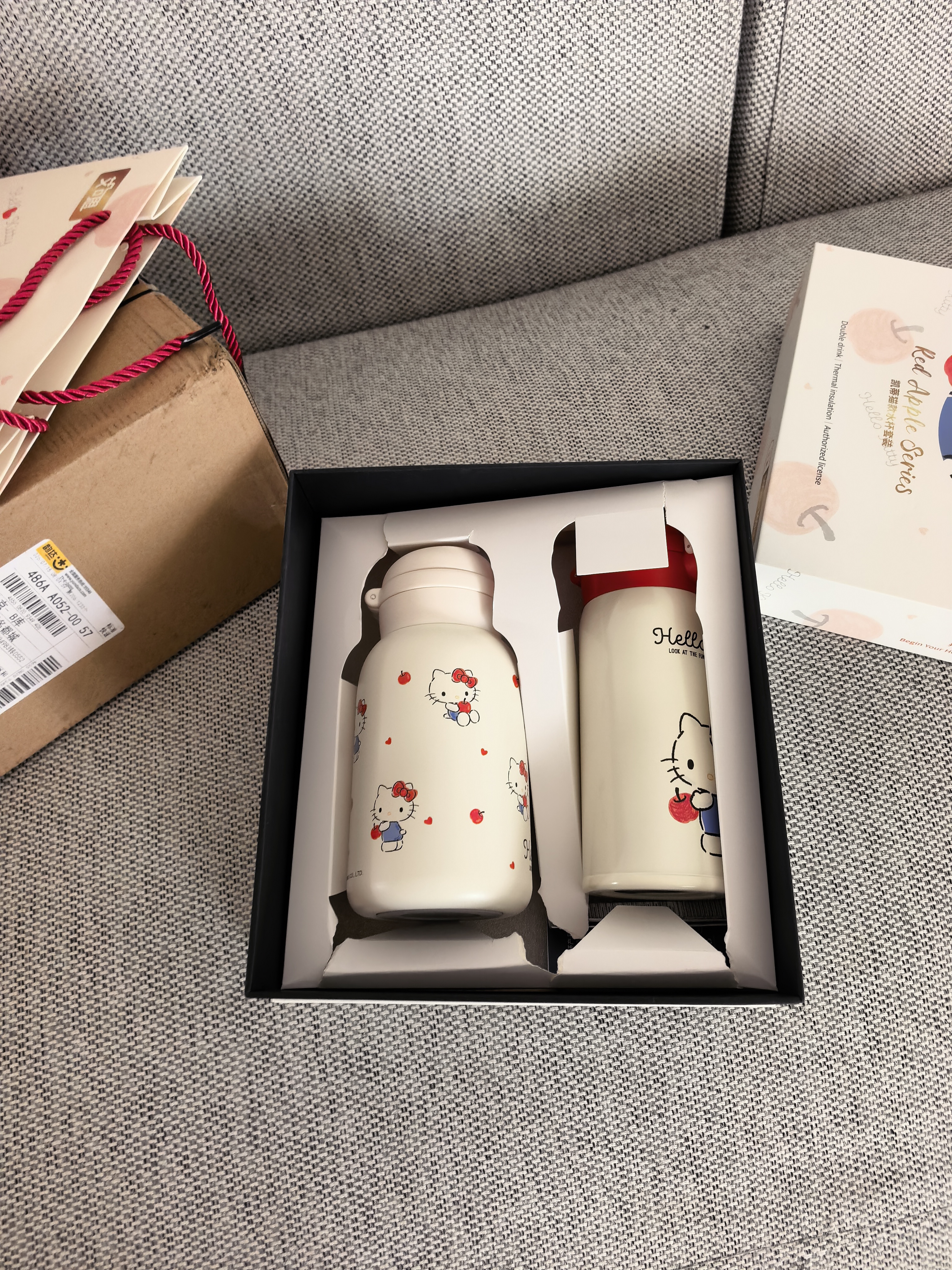 三丽鸥（SANRIO）HelloKitty保温锁冷杯316不锈钢带吸管双杯女七夕礼盒500ml+360ml 实拍图