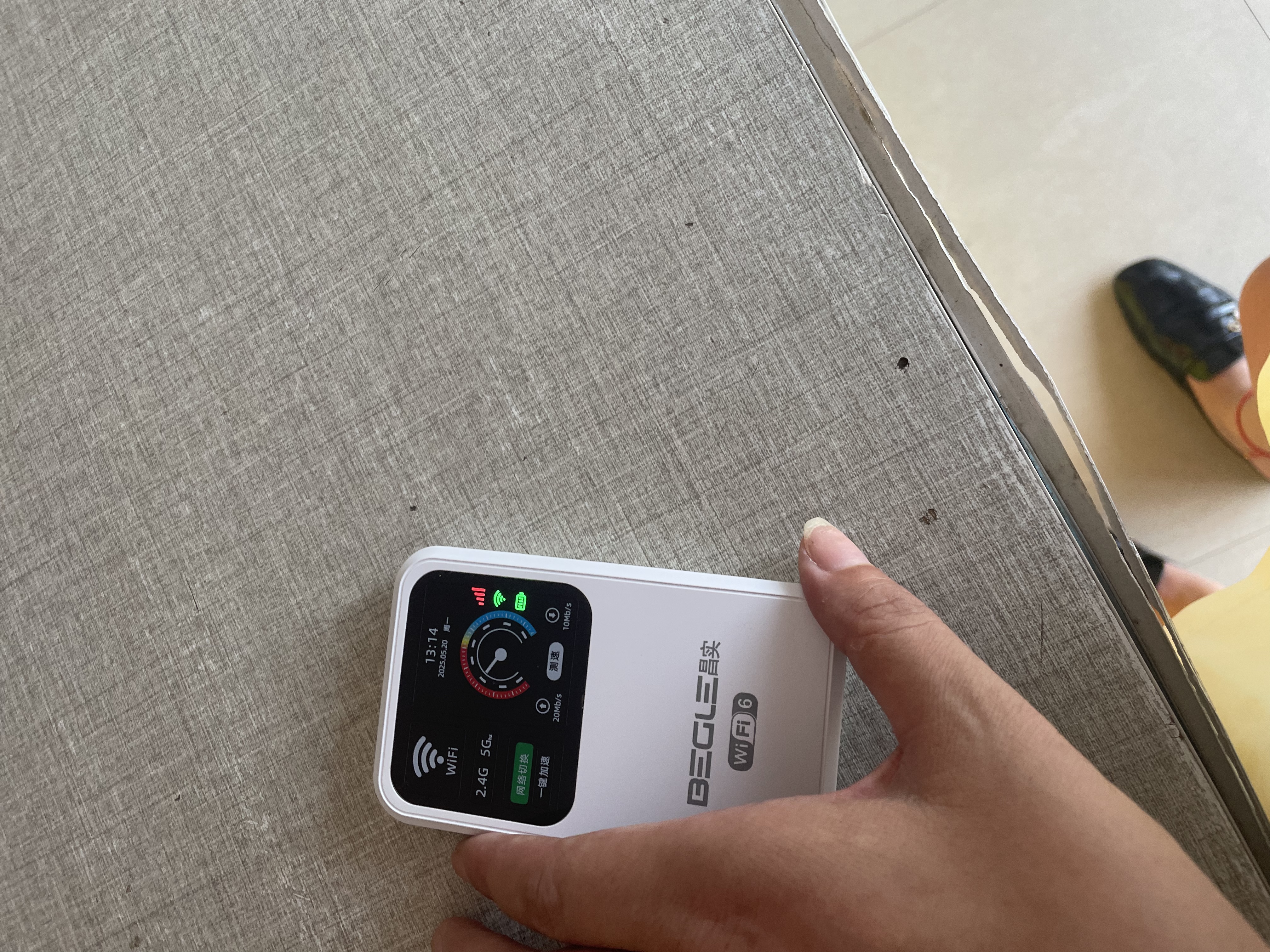 begle【送一年流量】5G千兆网速随身wifi6无线移动免插卡无限全国通用高速流量车载上网路由器2026新款 白【光纤全网通】多送1块电池+32核AI提速十倍 实拍图