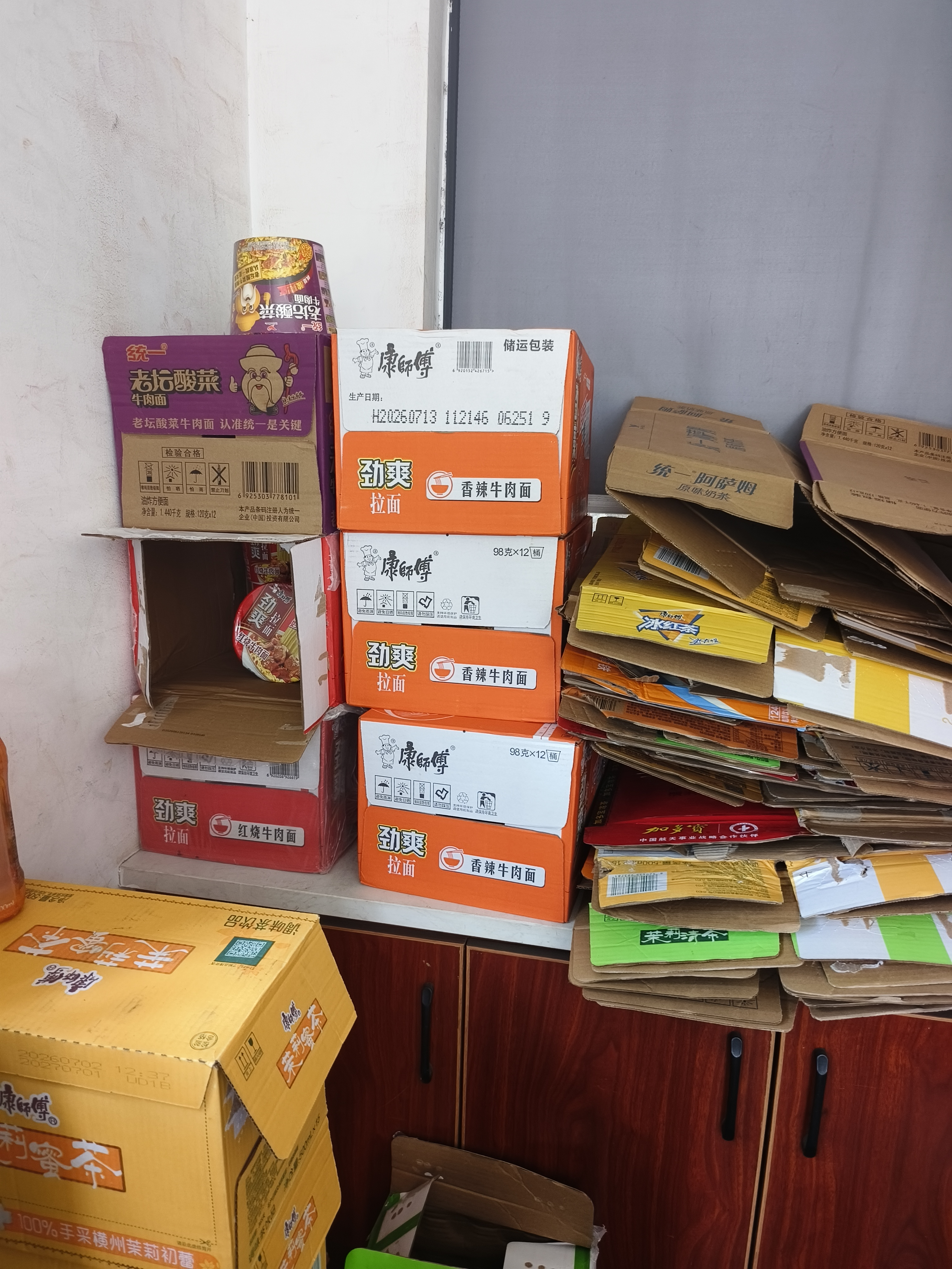 康师傅 方便面整箱装 劲爽香辣牛肉98g*12桶 泡面桶装速食 实拍图