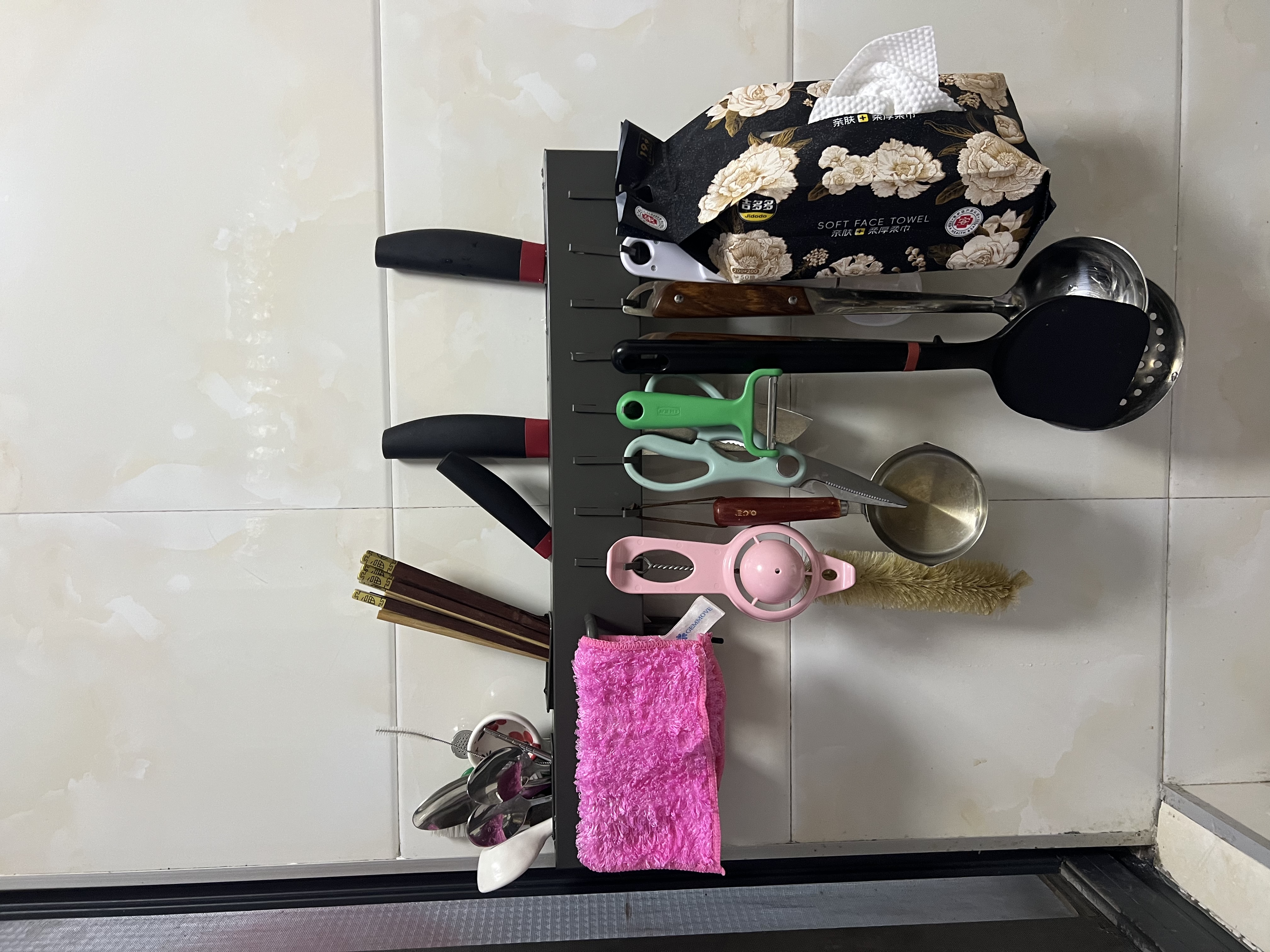 刀架壁挂式免打孔厨房用品多功能菜刀置物架刀具筷子筒一体收纳架 【枪灰色】50CM 双筷筒+8挂钩 实拍图