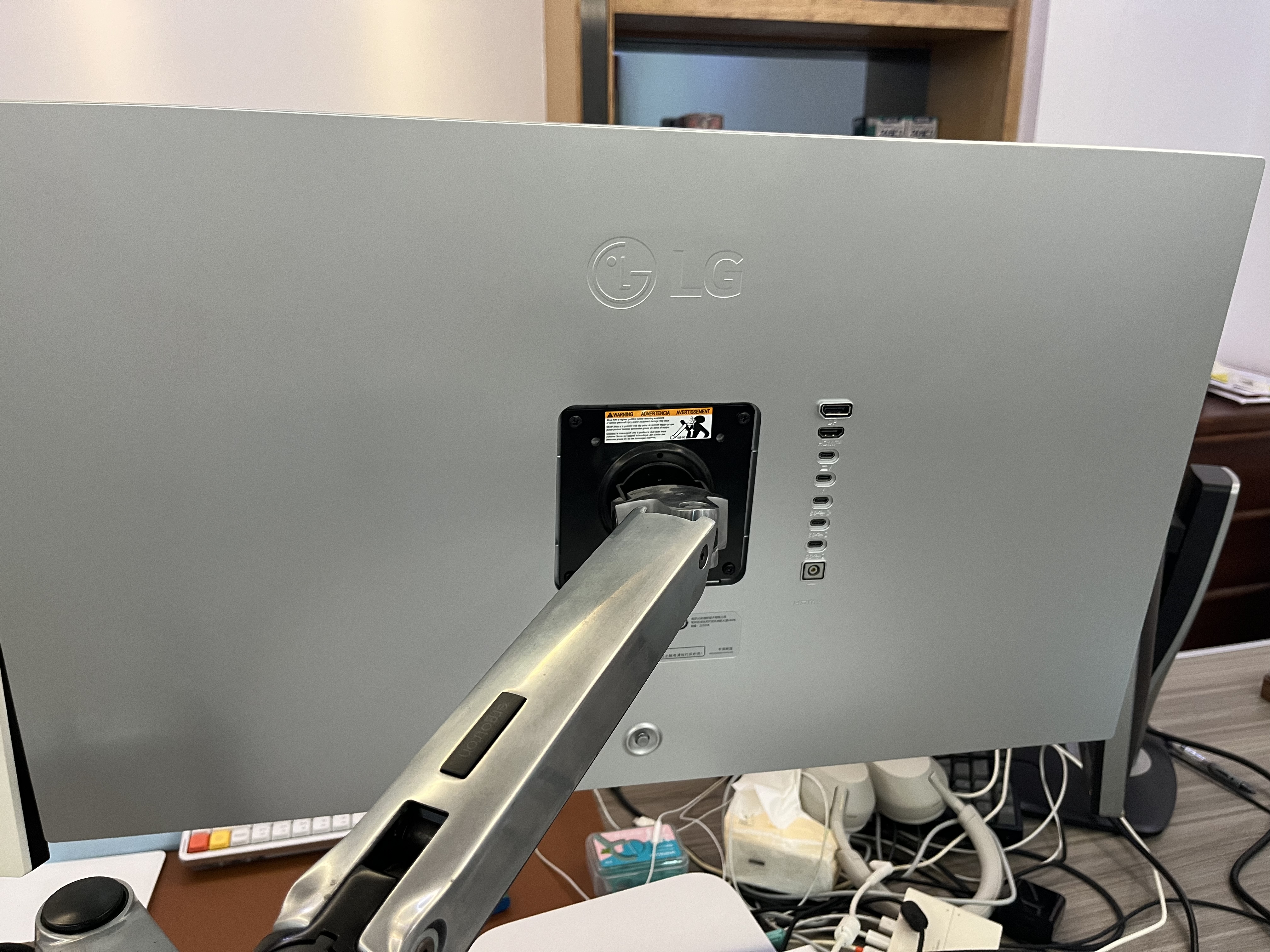 LG 31.5英寸6K显示器 双雷电5接口 UltraFine IPS Black 专业设计显示器HDR600兼容mac显示器32U990A 实拍图