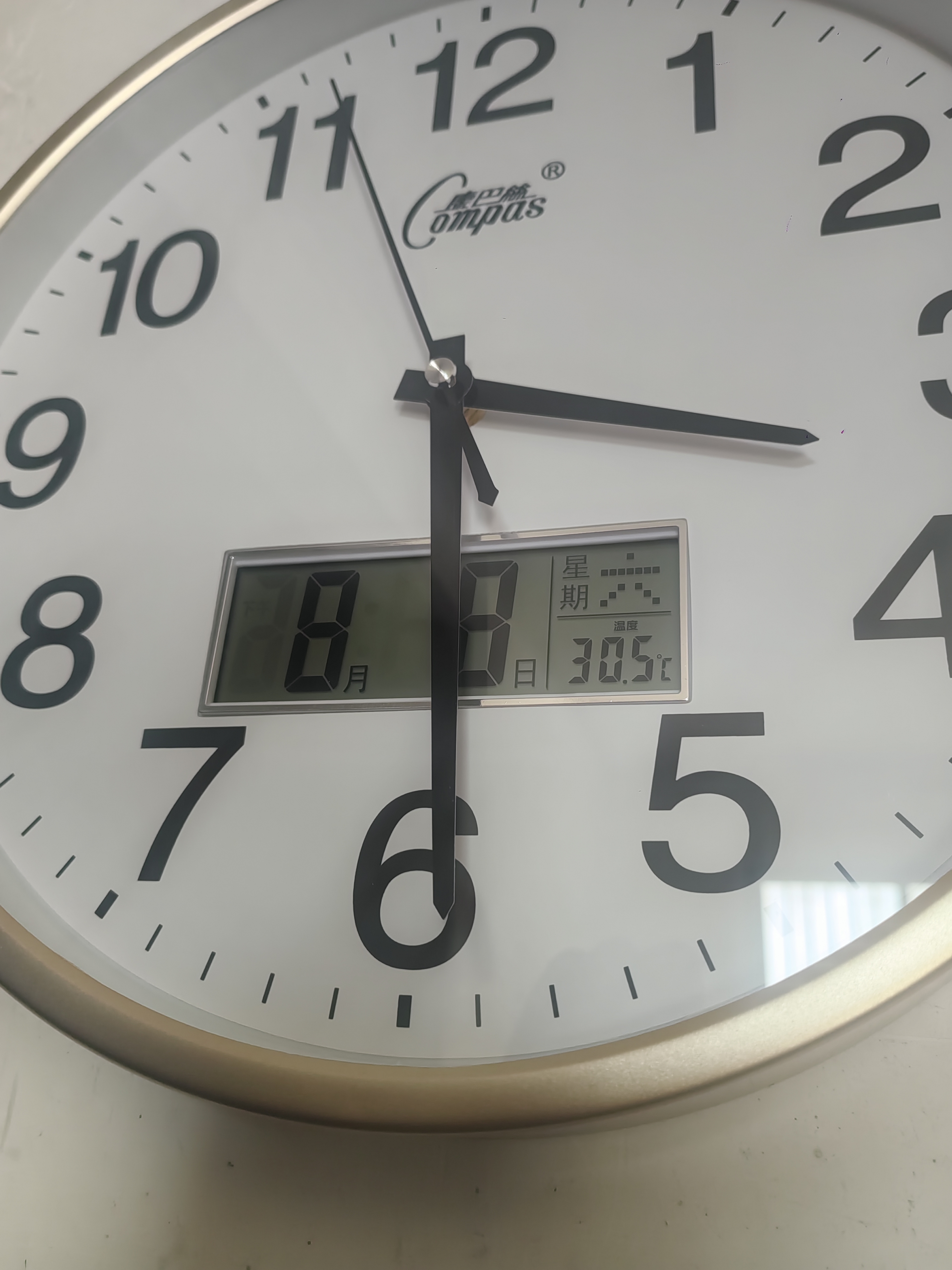 康巴丝（Compas）挂钟客厅2026款简约办公日历钟表石英钟表挂墙时钟 2941Y日历金色(30*30cm) 实拍图