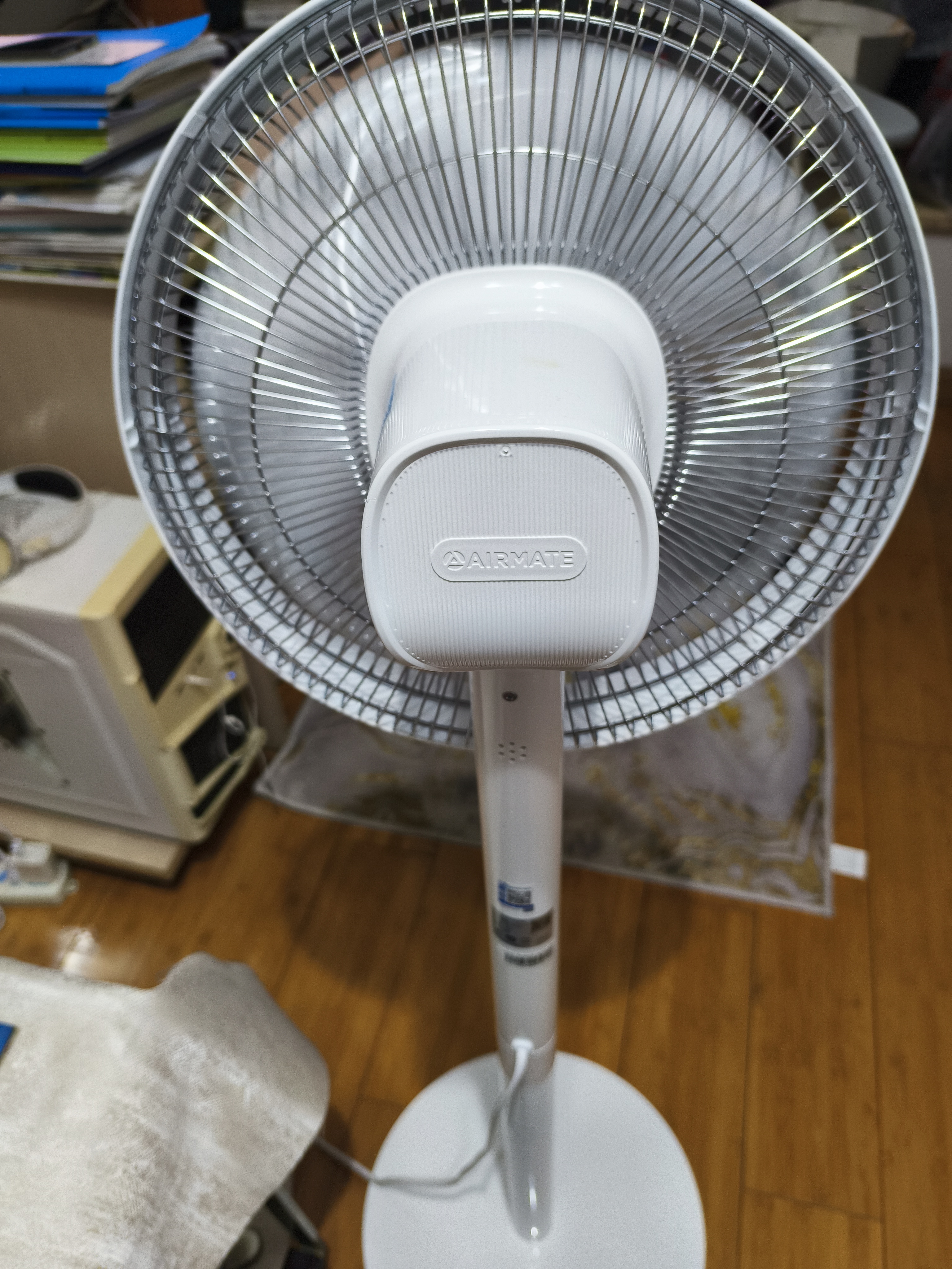 艾美特（AIRMATE）【随手停】电风扇落地扇家用大风力卧室安静轻音一级能效变频直流节能空气循环扇遥控语音立式风扇 实拍图