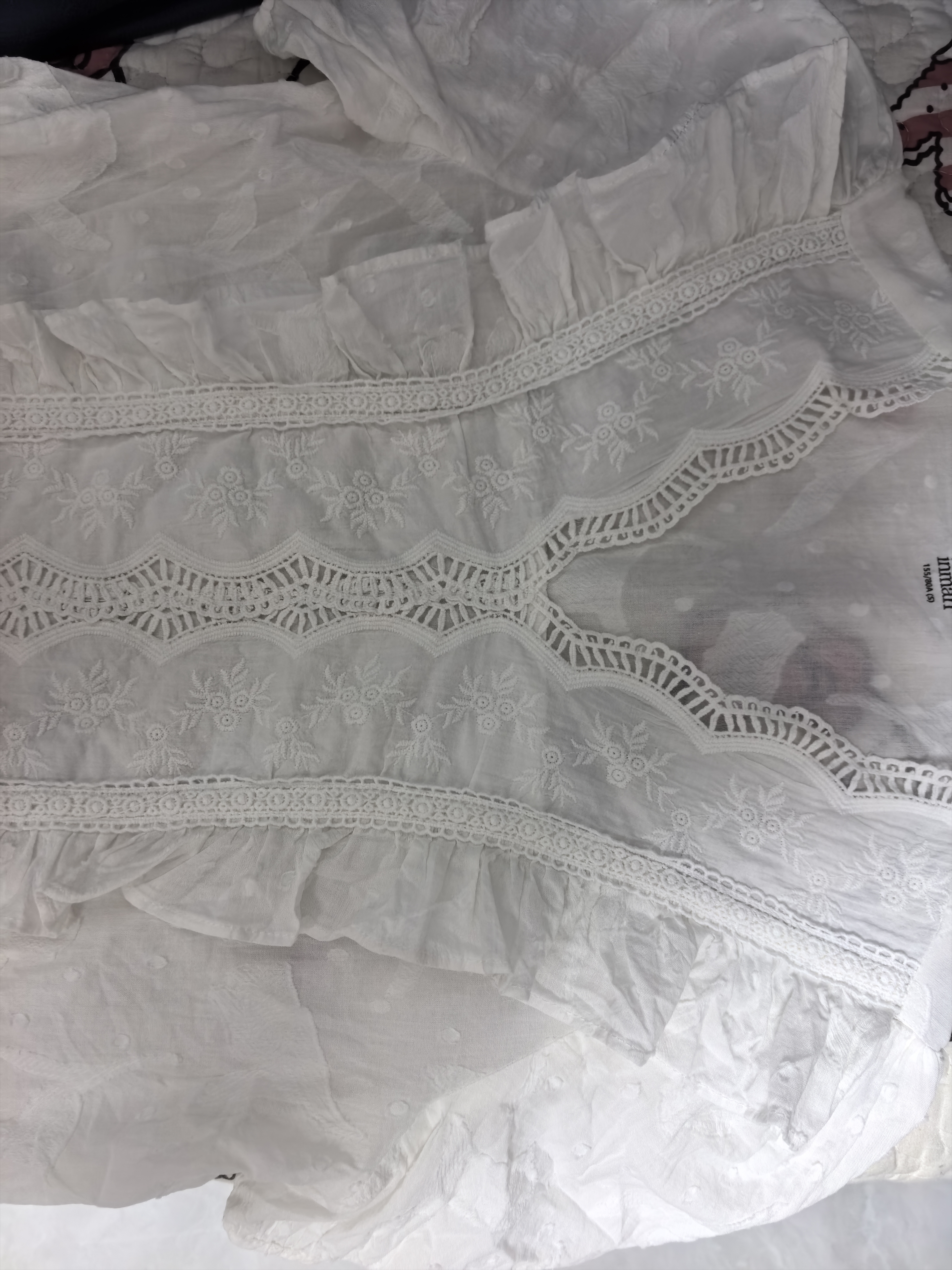 茵曼（INMAN）茵曼花边纯色v领蕾丝衬衫2026夏季新品泡泡袖短袖上衣珍珠白S 实拍图