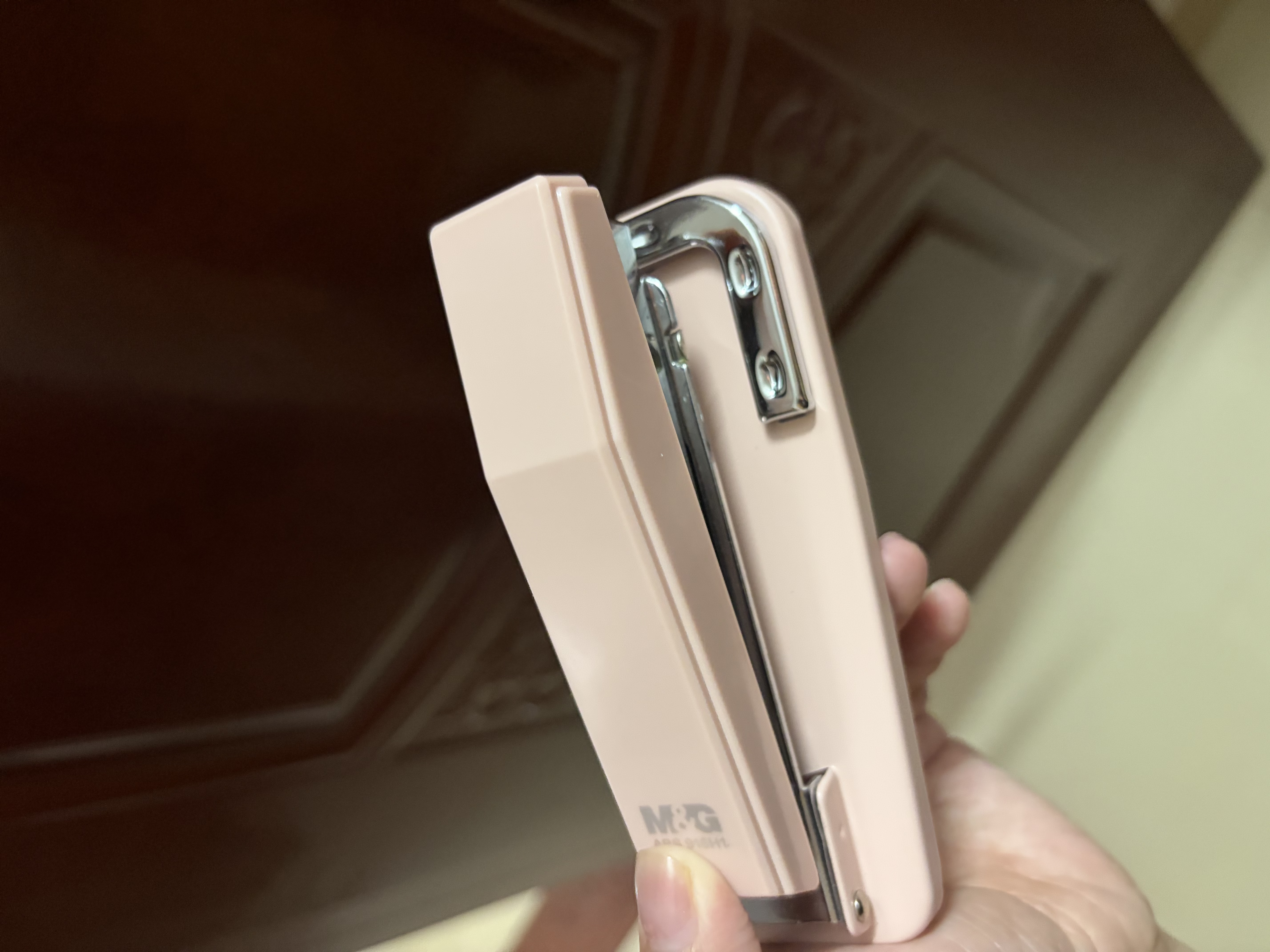 晨光（M&G）可旋转订书机360度办公用省力订书器学生用多功能省力定厚书钉书机装订机粉色ABS916H1-C 实拍图
