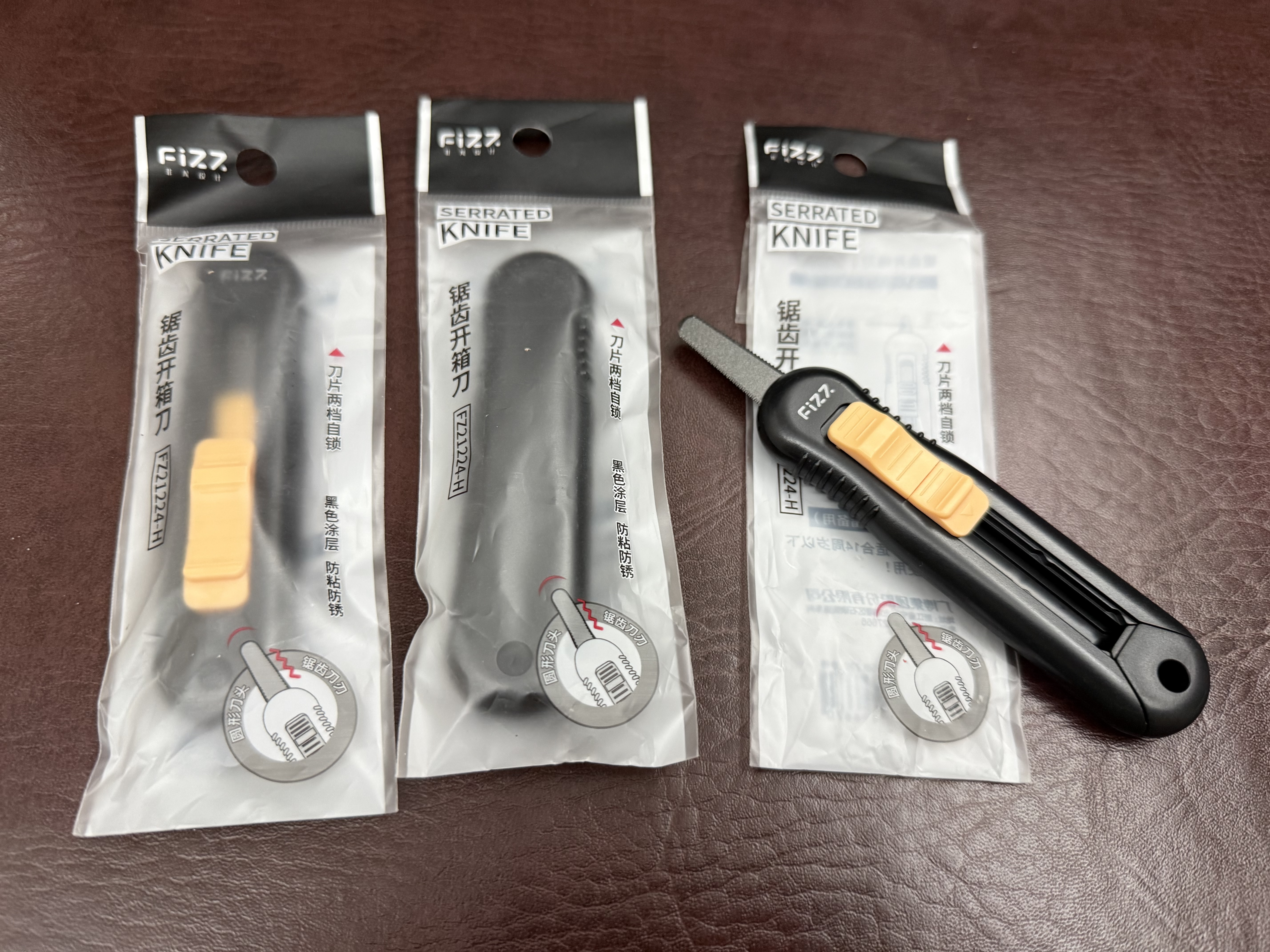飞兹（fizz）特氟龙锯齿开箱刀安全自锁美工刀防锈防粘加厚刀片快递拆包办公用品可锯可割黑色FZ21224 实拍图