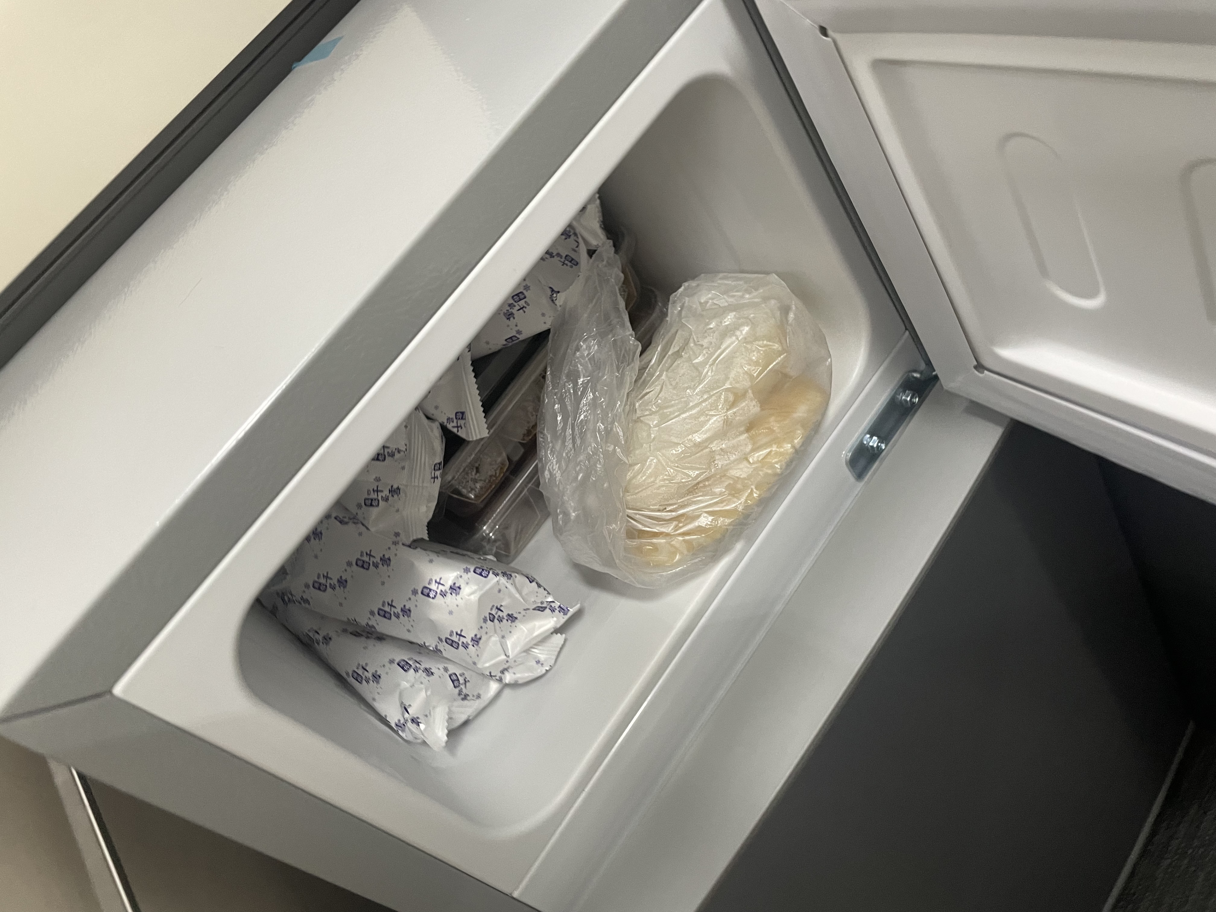 奥克斯（AUX）家用双门迷你小型冰箱 冷藏冷冻保鲜小冰箱 宿舍租房节能电冰箱 【焕新补贴】BCD-35K118 普通款 银色 实拍图