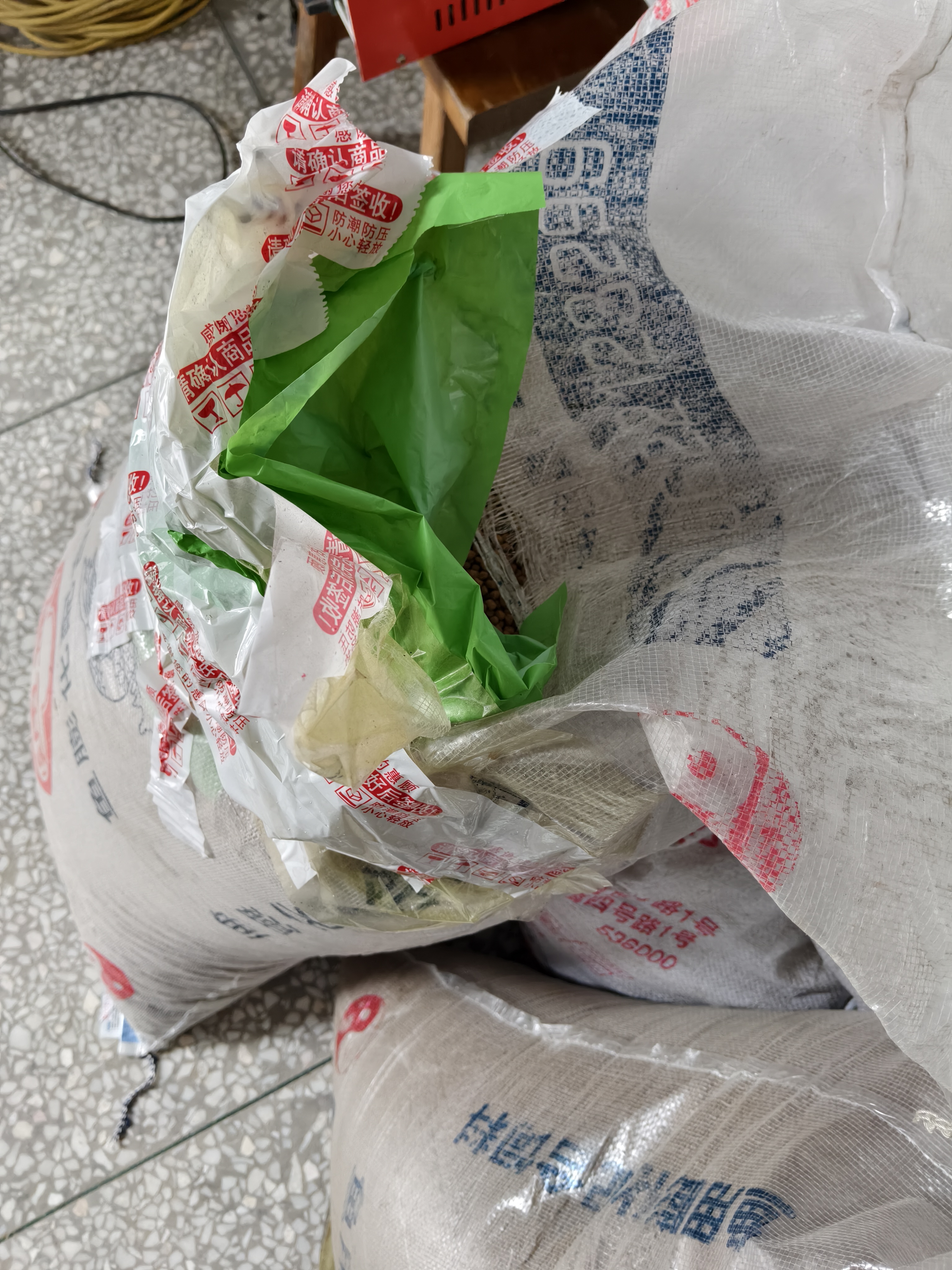 通威鱼饲料50斤装浮水颗粒高蛋白草鱼鲫鱼鲤鱼鳊鱼金鱼锦鲤观赏鱼 【31蛋白】漂浮料（粒径：3毫米）整包50斤 实拍图