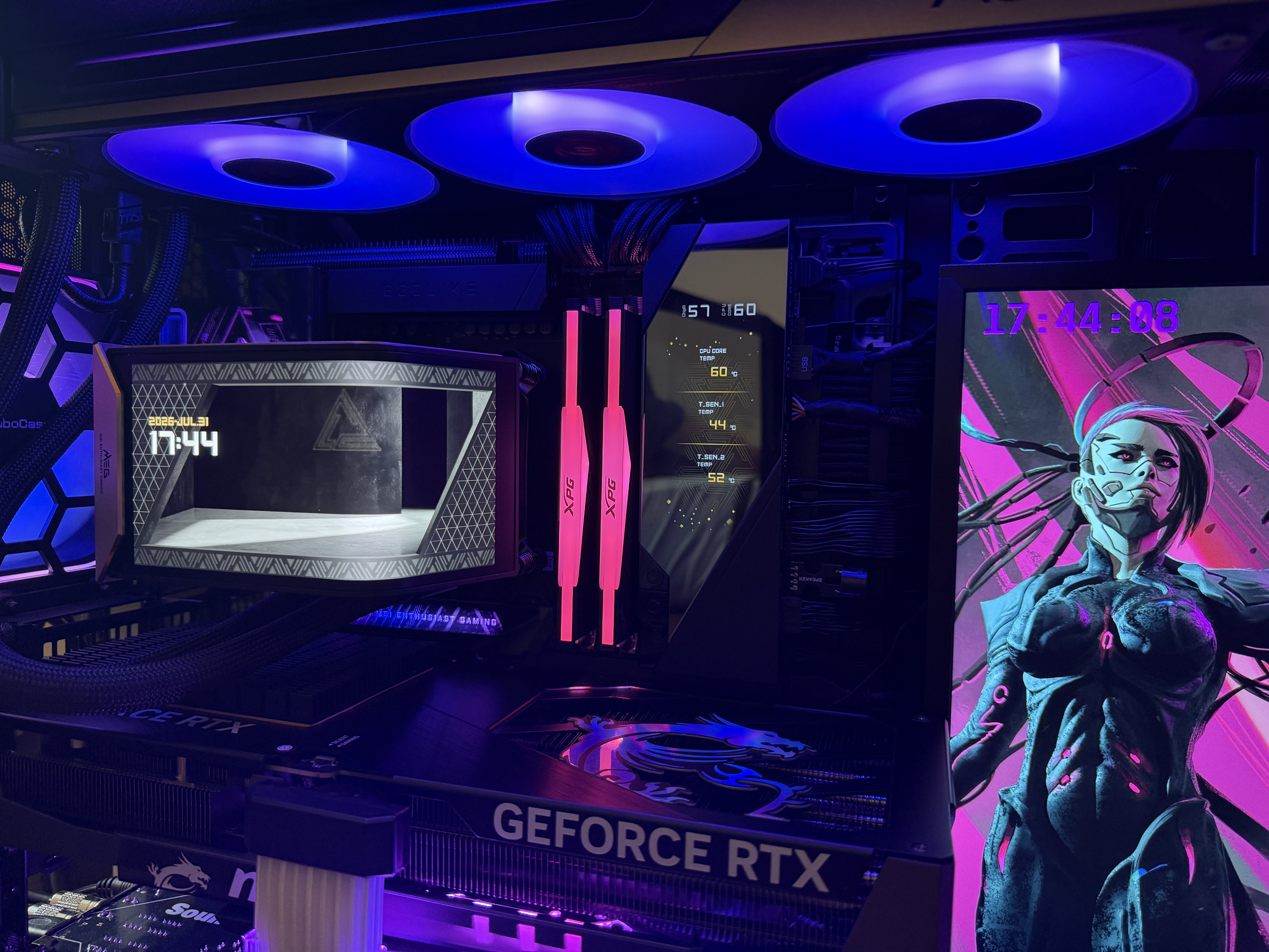微星（MSI）超神MEG CORELIQUID E15 360一体式CPU水冷散热器6.67英寸AMOLED曲面屏幕/独立MCU/支持9800X3D 实拍图