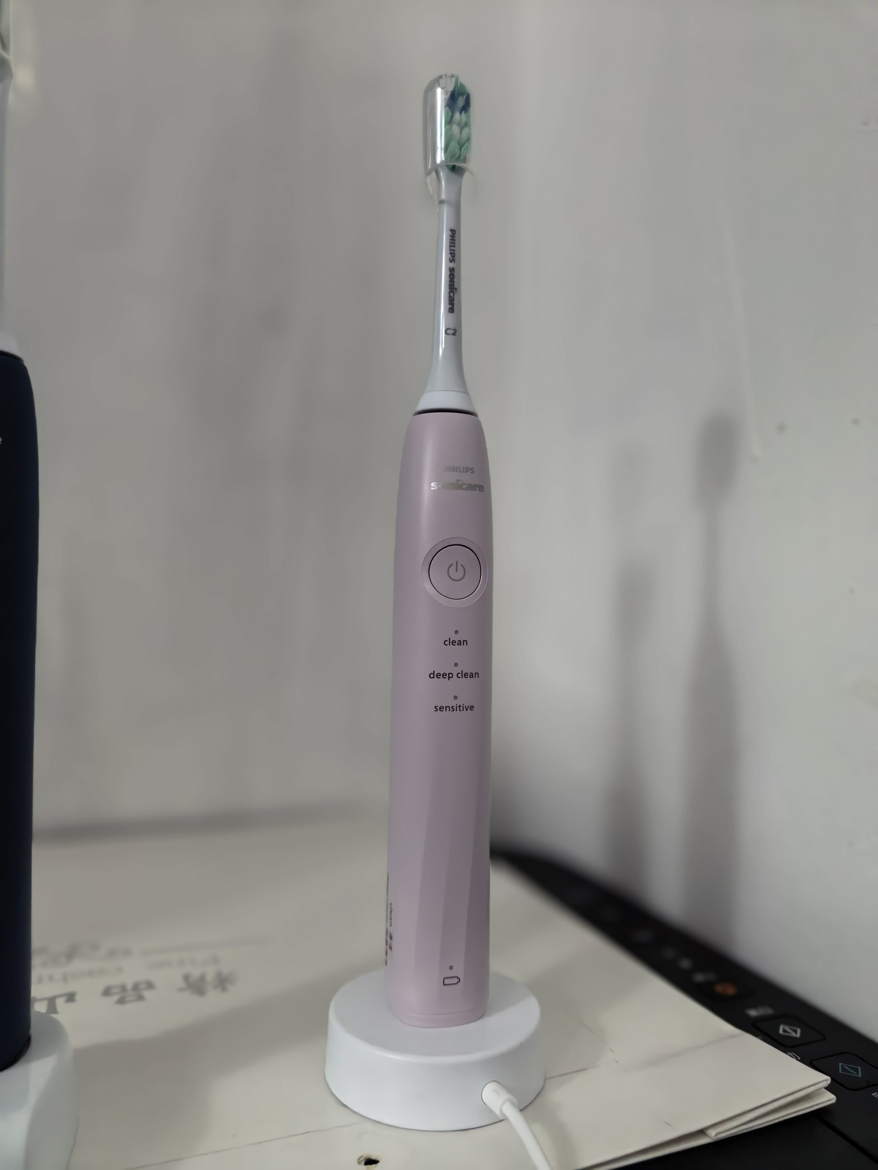 飞利浦（PHILIPS）【七夕情人节礼物】声波电动牙刷钻石1系 3倍洁齿3种清洁模式 送女友青少年学生党  粉色HX5070/04 实拍图