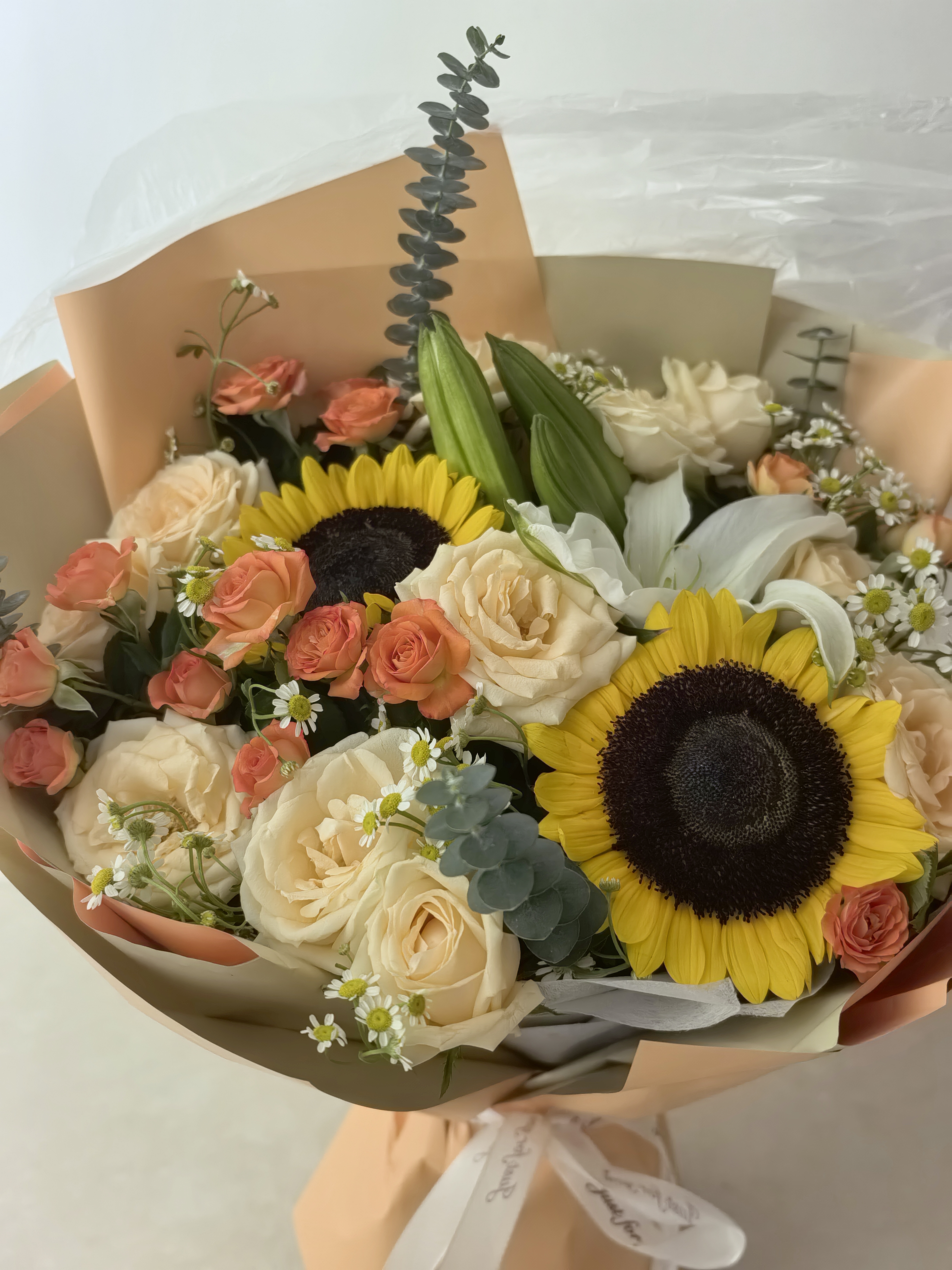 花艺湾鲜花同城配送玫瑰百合花束表白送女友老婆闺蜜生日礼物 11朵香槟2朵向日葵3朵白百合混搭 全国同城配送 留言送花日期 实拍图