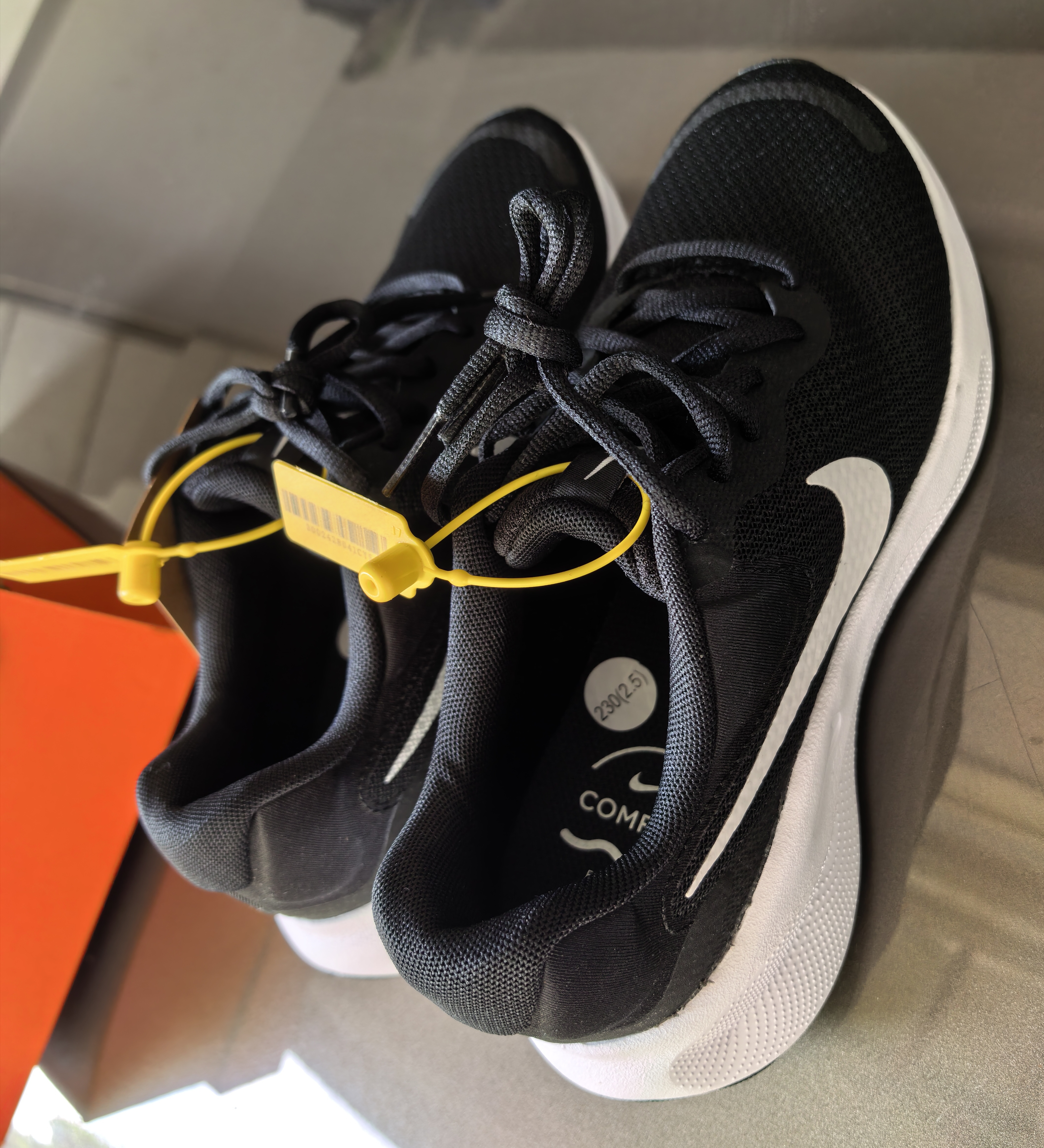 耐克NIKE跑步鞋女透气REVOLUTION 7运动鞋FB2208-003黑白36.5 实拍图