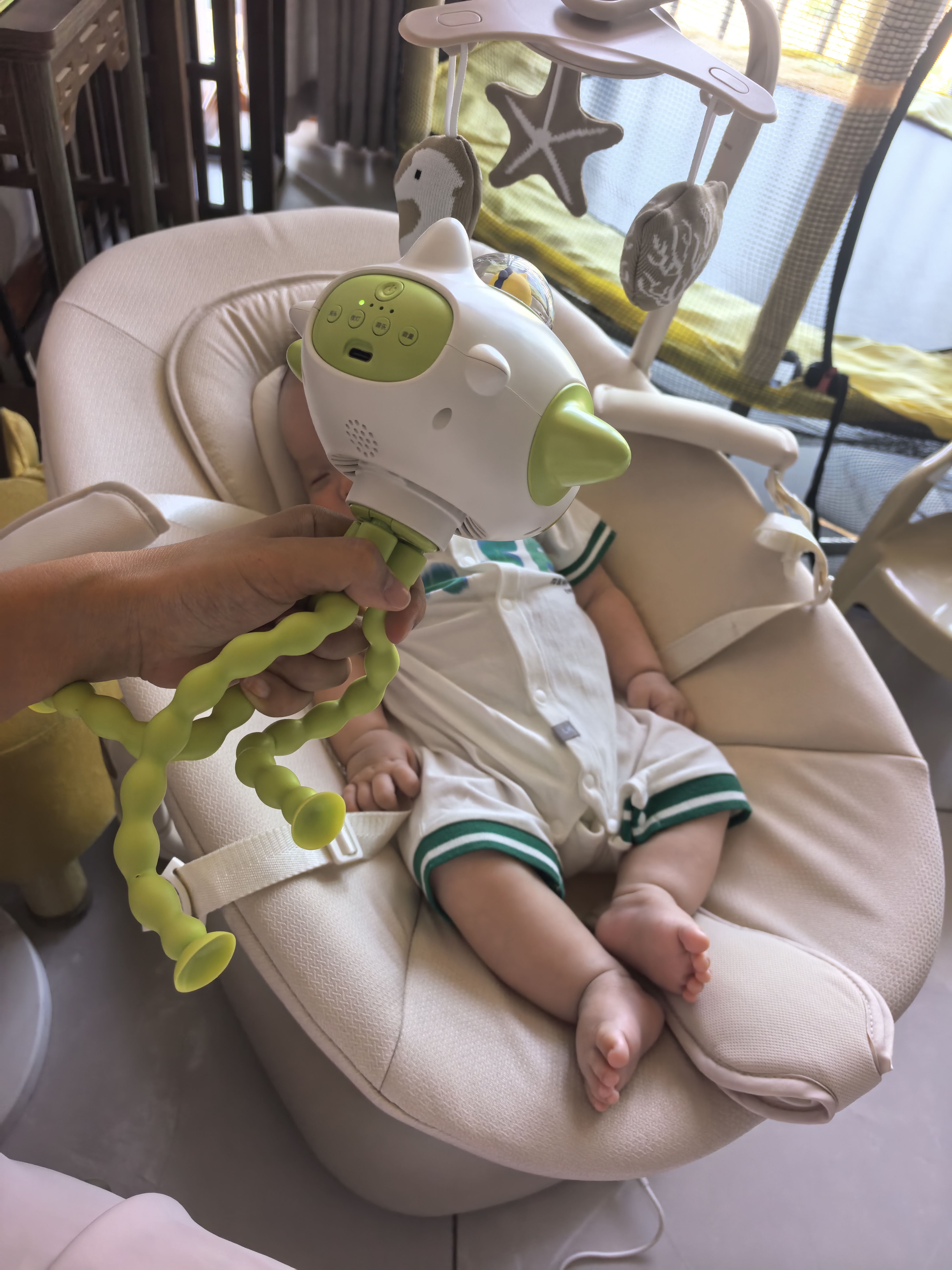 优乐博（ULOP）3D智能哄娃神器摇摇椅婴儿电动摇椅婴幼儿哄睡摇篮新生儿见面礼 云舞智感电动婴儿摇摇椅宝宝满月礼物新生儿0-6个月 3D摇摆+360度旋转座舱+语音控制+呼吸氛围灯+角度调节 实拍图