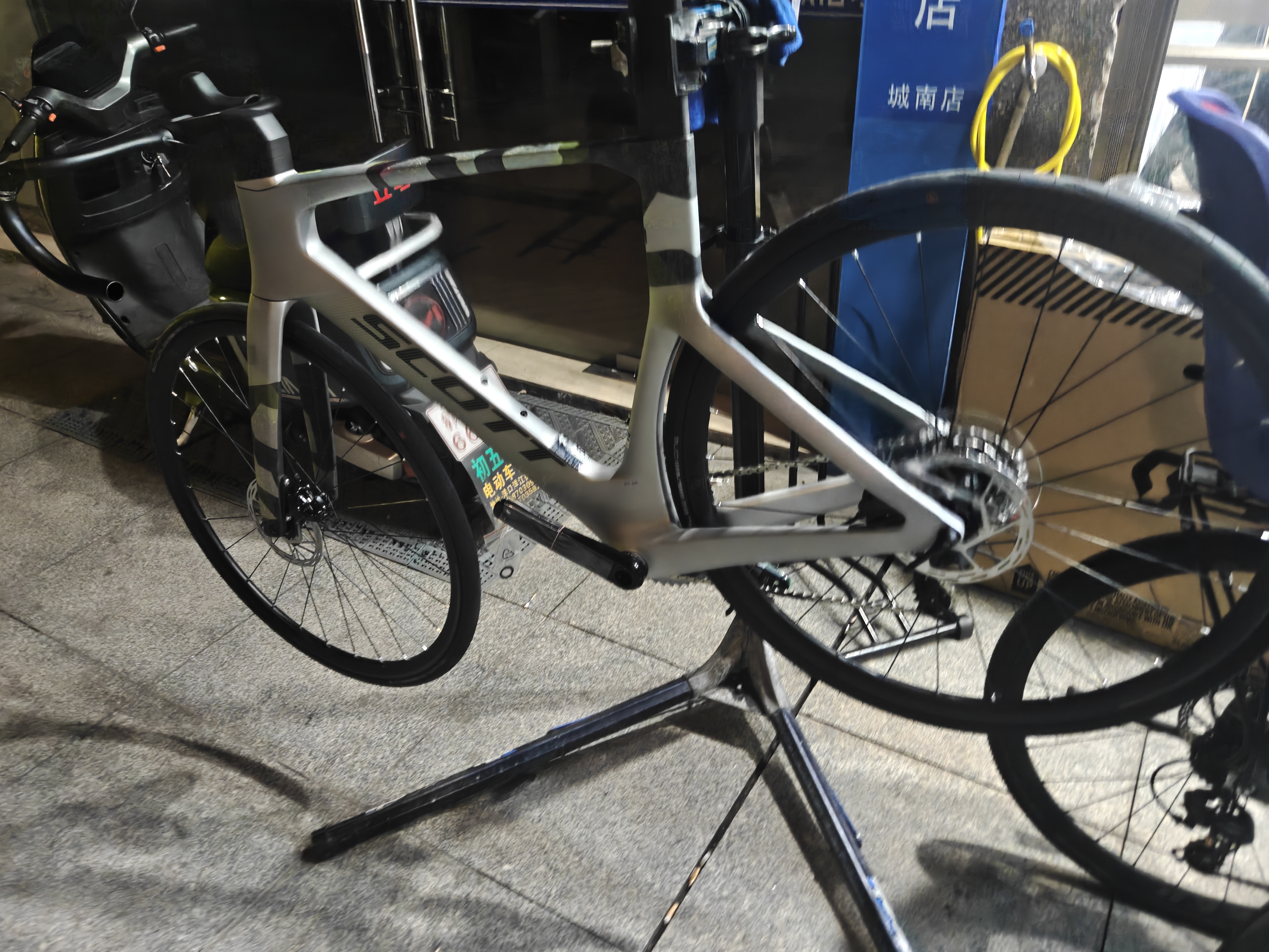 SCOTT斯科特FOIL RC 30碳纤维气动碟刹速联电变公路车【Q36.5涂装】 Q36.5车队涂装 M(建议身高175cm-180cm) 24速 实拍图