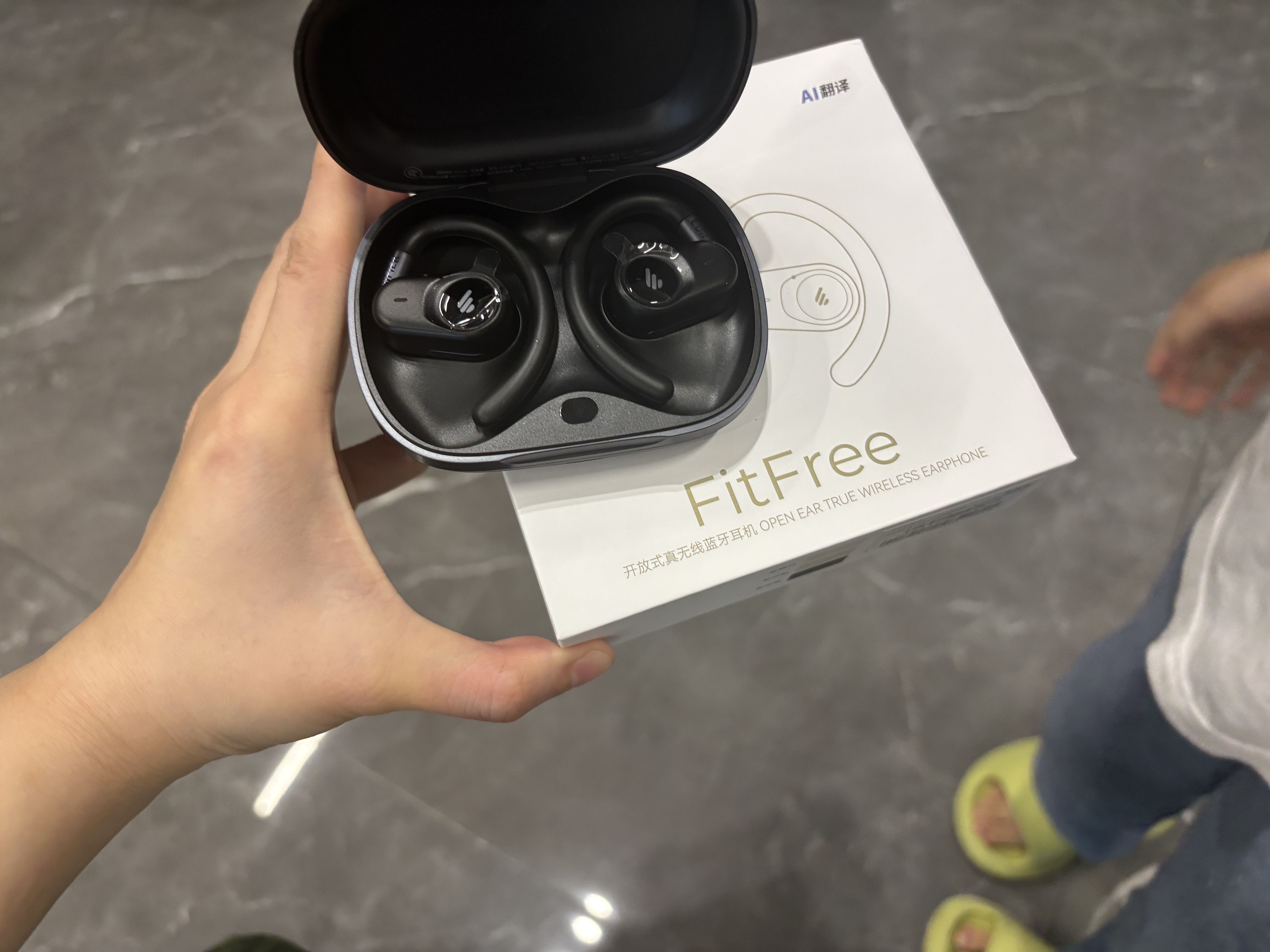 漫步者（EDIFIER）飞兔FitFree开放式 挂耳式蓝牙耳机无线运动跑步低延迟轻奢音乐游戏运动学生长续航适用于苹果安卓 星夜黑【40°可调节耳挂】+定制收纳袋 实拍图