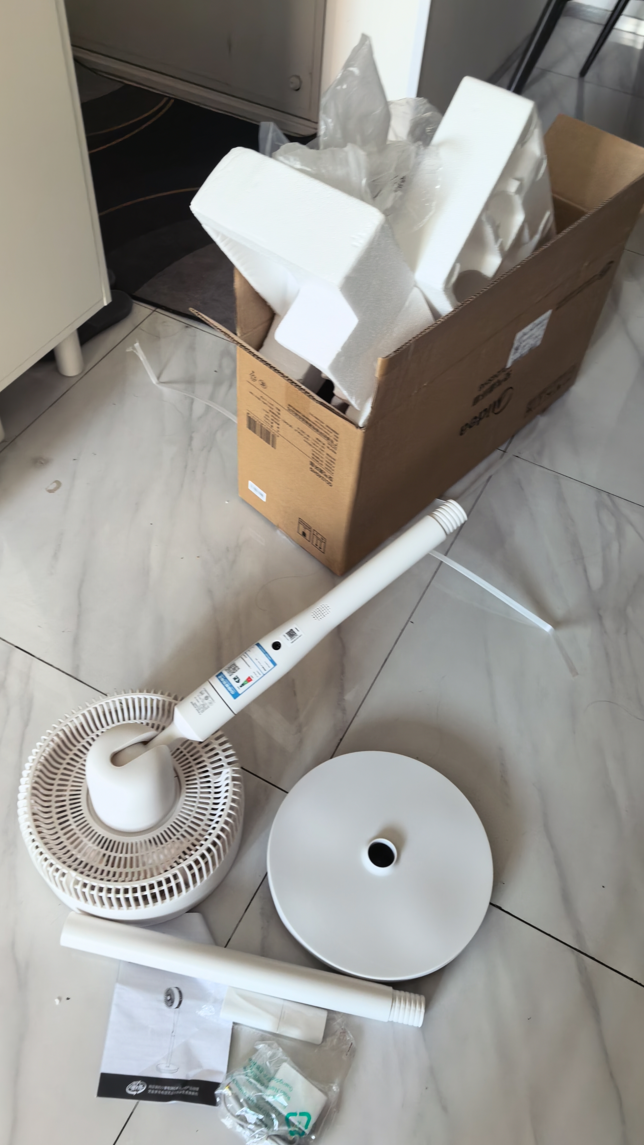美的（Midea）【变频轻音】空气循环扇家用语音遥控电风扇 一级能效静音落地扇 卧室桌面大风力小风扇 GDJ24SHG 实拍图